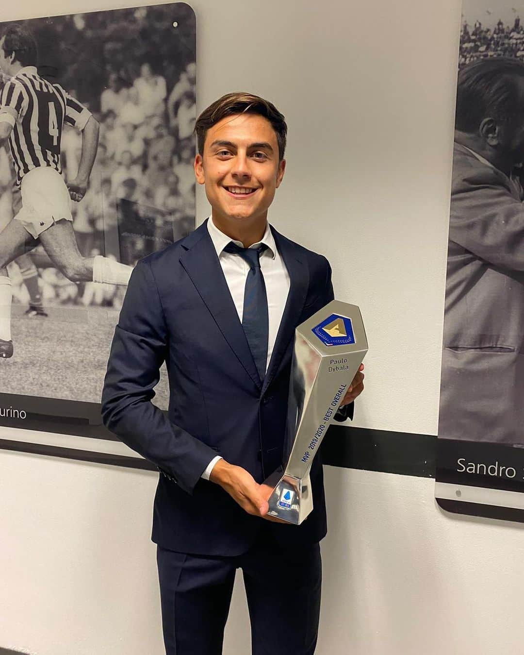 パウロ・ディバラさんのインスタグラム写真 - (パウロ・ディバラInstagram)「Thanks to everyone! 🏆」9月21日 6時15分 - paulodybala