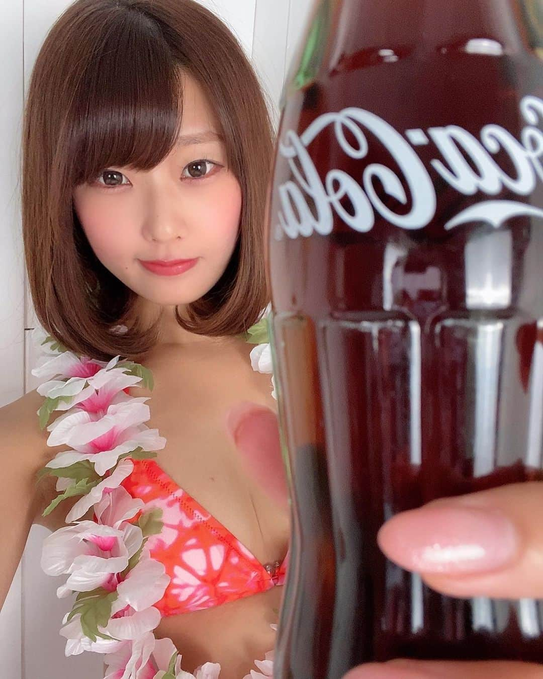 豊田さやかさんのインスタグラム写真 - (豊田さやかInstagram)「. . コーラ、好きでしょ？🥤 . . . . #おとよ #豊田さやか #水着グラビア #水着 #ビキニ姿 ＃ビキニ #三角ビキニ #オレンジ #ハイビスカス #コーラ #炭酸飲料 #グラビア #アイドル #グラドル #グラビアアイドル #モデル #トロピカル #関西 #爽やか #朝一コーラ #おはよう #映え水着 #写真 #撮影会 #撮影 #モーメント撮影会 #イベント #オフ会 #関西撮影会 #スタジオ #撮影スタジオ」9月21日 6時23分 - toyosaya1230