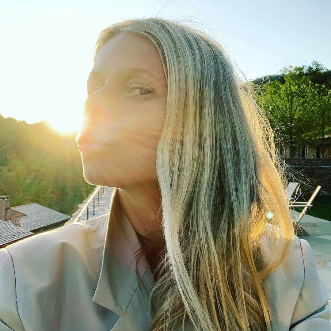 Vogue Beautyさんのインスタグラム写真 - (Vogue BeautyInstagram)「@GwynethPaltrow's daily at-home routine is unsurprisingly filled with lots of self-care—and Goop. Tap the link in our bio to see exactly what she's been up to while staying home.」9月21日 6時25分 - voguebeauty