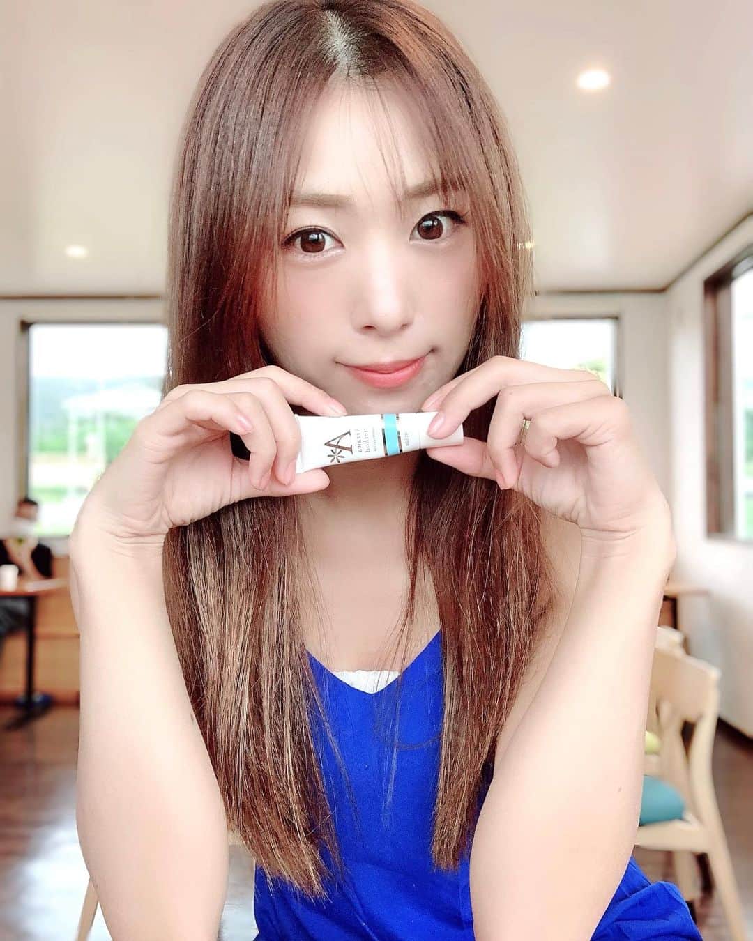 ひかりさんのインスタグラム写真 - (ひかりInstagram)「最近毎日化粧してるせいか、マスクをしてるからか 顎やフェイスラインを中心に肌荒れしがちになっちゃったから アグネスラボの薬用ミドリクリームでニキビケアしてるよ😊 . . ニキビの上に塗ってニキビパッチを貼るとニキビの芯がとれるんだって⭐️😊 私は日中も出かける時ニキビパッチをつけてるけどマスクするし隠れてちょうどいいよ✨ . . 赤ニキビ、白ニキビ、皮脂吸着などしてくれるよ✨ @acneslabo_official  #アクネスラボ#相澤メソッド#薬用ミドリクリーム#ニキビ#ニキビケア#大人ニキビ#相澤皮膚科#緑軟膏#美容#美意識#美容女子#ニキビ跡 #ニキビ跡改善#pr」9月21日 6時43分 - piiiiiii_k