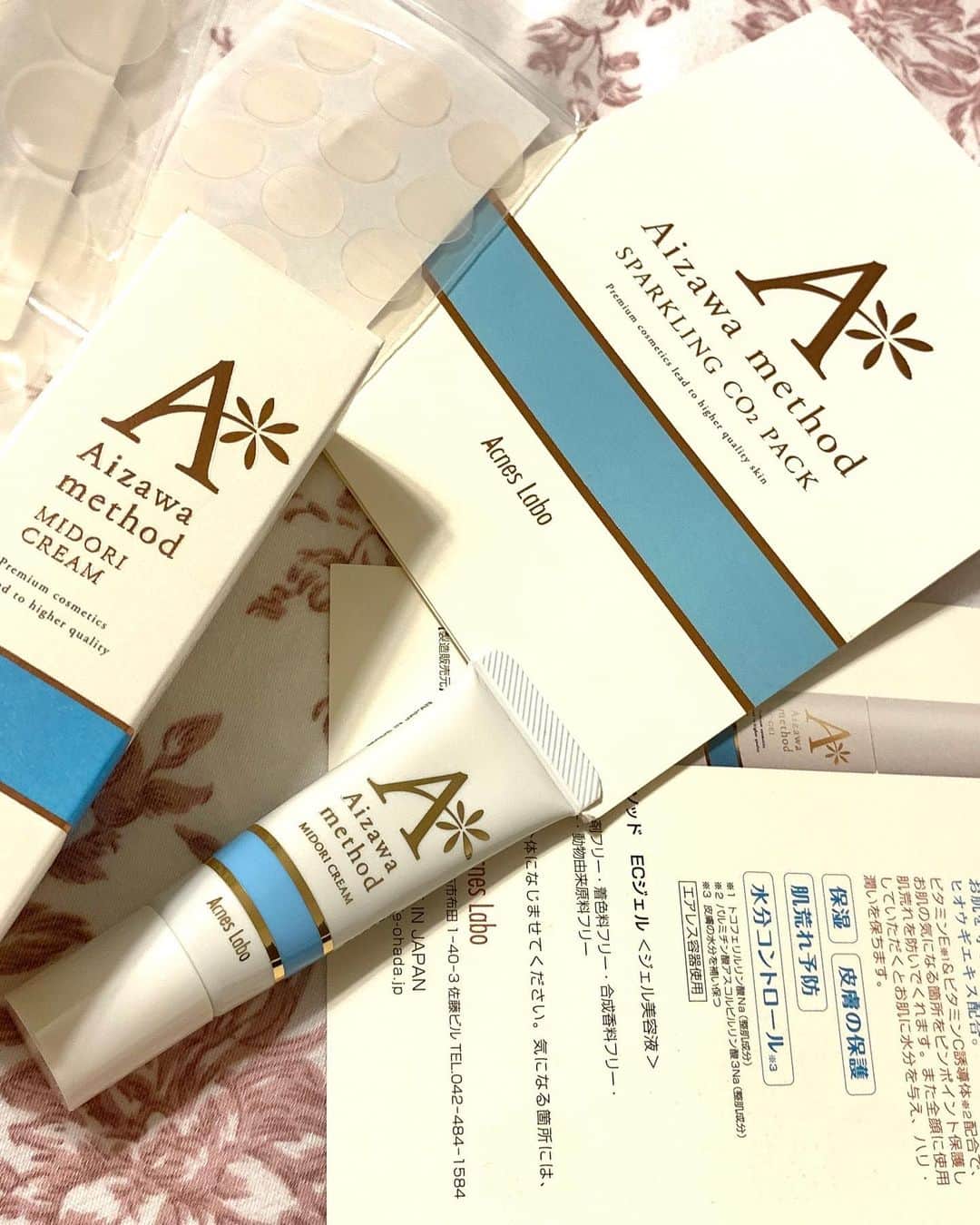 ひかりさんのインスタグラム写真 - (ひかりInstagram)「最近毎日化粧してるせいか、マスクをしてるからか 顎やフェイスラインを中心に肌荒れしがちになっちゃったから アグネスラボの薬用ミドリクリームでニキビケアしてるよ😊 . . ニキビの上に塗ってニキビパッチを貼るとニキビの芯がとれるんだって⭐️😊 私は日中も出かける時ニキビパッチをつけてるけどマスクするし隠れてちょうどいいよ✨ . . 赤ニキビ、白ニキビ、皮脂吸着などしてくれるよ✨ @acneslabo_official  #アクネスラボ#相澤メソッド#薬用ミドリクリーム#ニキビ#ニキビケア#大人ニキビ#相澤皮膚科#緑軟膏#美容#美意識#美容女子#ニキビ跡 #ニキビ跡改善#pr」9月21日 6時43分 - piiiiiii_k