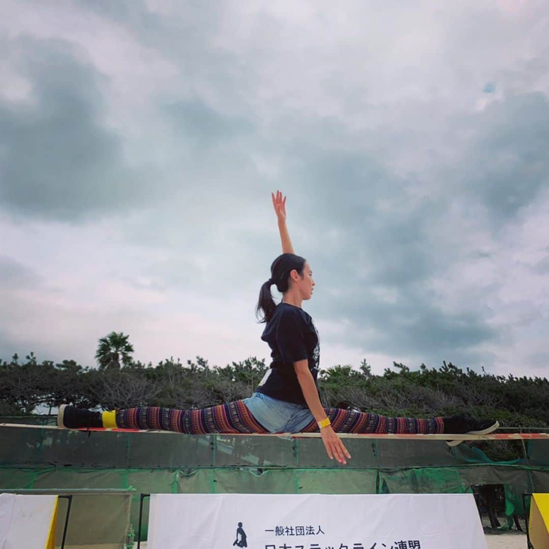 福田恭巳のインスタグラム：「第2回 　ギボンスラックライン  Japan Beach Games® 2020  Japan Beach Games Festival 2020 INAGE BEACH SLACKLINE @japanbeachgames   1日目はTransfer Single くじ引きで決まった パートナーと一緒に2分間戦い 準優勝🥈になりました！  2日目はオープンクラス女子に出場 順位を1つあげる事が目標でしたが 達成できず3位🥉でした。  今年初の大会で 不安がたくさんでしたが 私の好きな1on1のバトル形式で これが私の好きなスラックラインだ！ と実感し楽しむことができました😊❤️  応援してくれた皆さん ありがとうございました⭐️  次1on1行われる バトル形式のスラックライン大会は 【YUKIMI CUP 2020】ですよ💪  @jeeprealgames  @gibbonslacklines  @gibbonjapan  @karadafactory   #スラックライン #slackline #slacklife #gibbonslacklines #ジープ #jeep #JeepRealGames #ThePowerofReal #jeep_real  #yukimi #福田恭巳 #ママアスリート #女の子ママ #産後ダイエット #子どものいる暮らし  #体幹トレーニング #バランス #ヨガ #ピラティス」