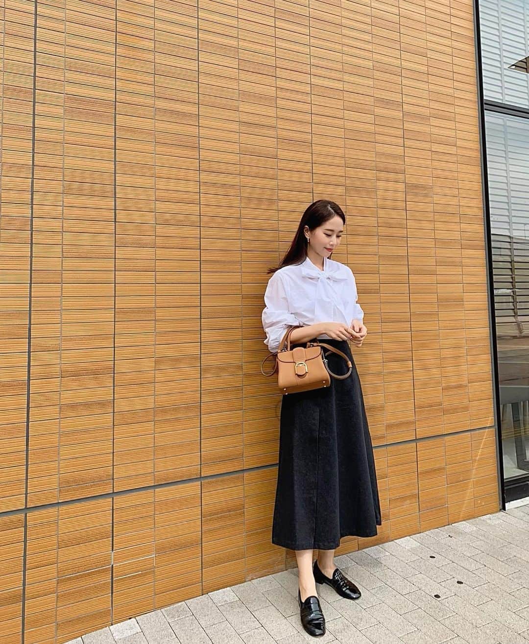 ハンナミのインスタグラム：「さいきん前髪をピシッと 分けるのがすき .😚🤍  新作のデニムスカートは black色だから きれいめに合わせやすい :-) 予約販売は 本日23:59まで ✨  blouse, skirt #eneu bag #delvaux shoes #repetto」