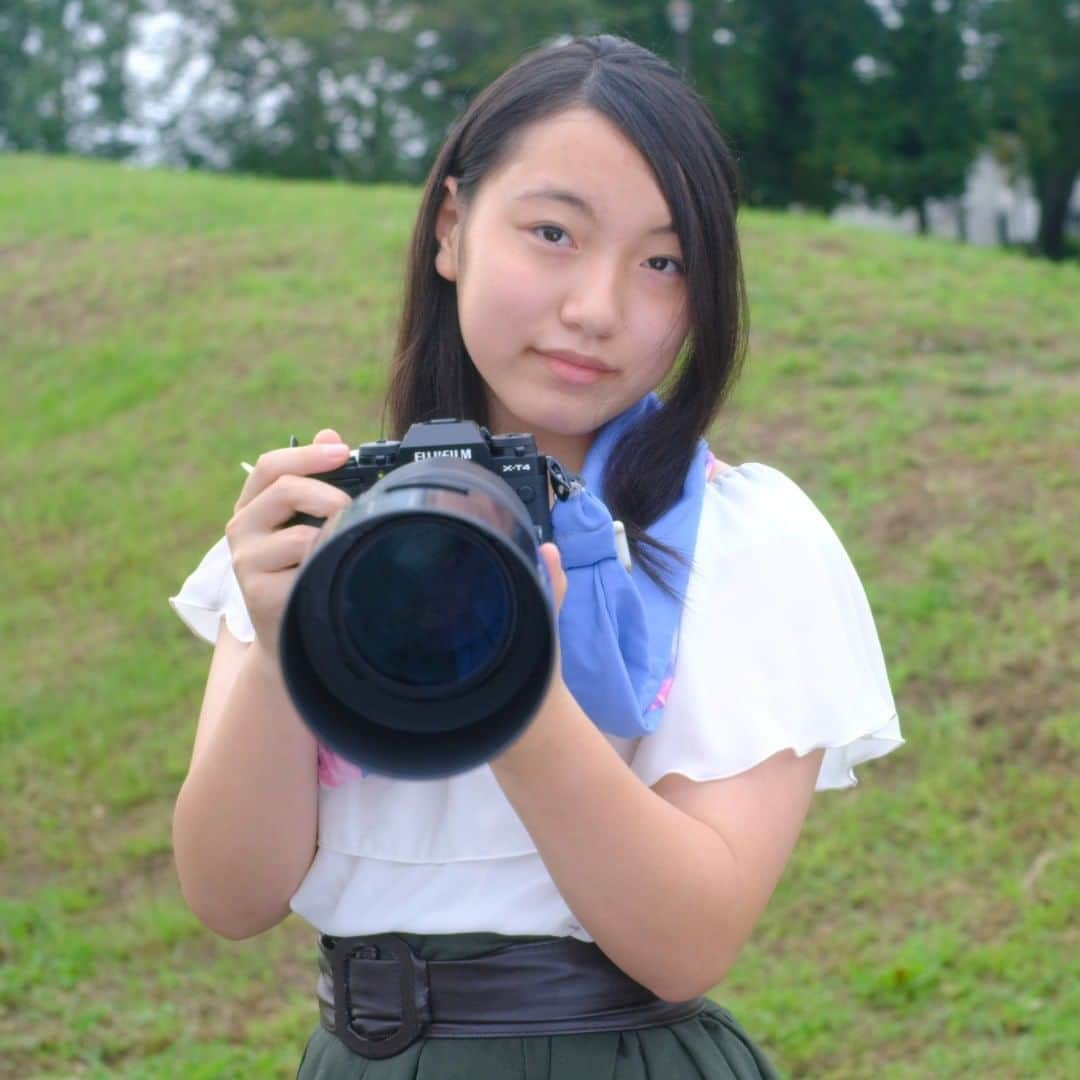 志葉玲のインスタグラム：「中学生写真家・藍沙さんのプロフ写真を撮影。この夏は、富士フイルムフォトサロンで史上最年少での個展、第37回「日本の自然」写真コンテストで朝日新聞社賞を受賞と、藍沙さんにとって飛躍の夏でした。なお、彼女が手に持っているのは、X-T4とXF100-400mmF4.5-5.6。  #カメラ女子　#fujifilm_xseries　#XT4 #フジフイルム　#写真家」