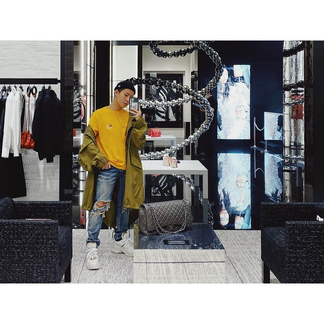 SHOUTAさんのインスタグラム写真 - (SHOUTAInstagram)「Today's #coordinate . Coat #Givenchy Tshirt #Loewe  Denim #Heddielovu  Shoes #MaisonMargiela  Cap #NewEra  Bag #Chanel #BigMATELASSE」9月20日 22時05分 - xxshoutaxx