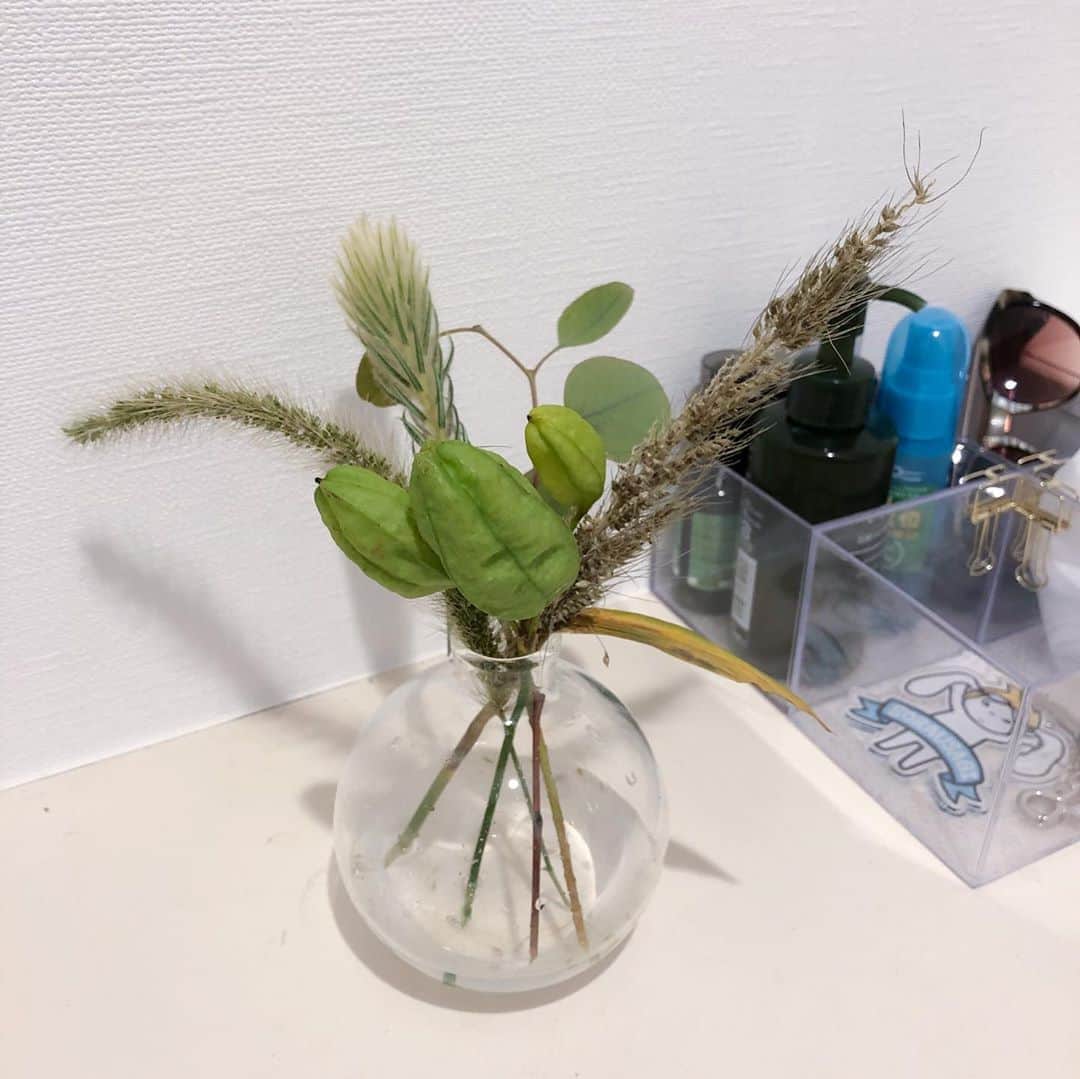 馬渕史香のインスタグラム：「2回目のブーケが届きました ポストに届くお花の定期便FLOWER @flowr_is   今回選んだのは緑のブーケ🌿  で、実際届いたのは、アプリ内の写真とちょっと違う？？ けど、こっちの方が秋感あって好き😊  しかも、飾った次の日からぐっと秋めいてきて、尚良し🌾  真ん中の風船みたいなのはヒオウギの実 堤防でよく見る一番左のはエノコログサって言うんやって その右のふぁさふぁさしてるのはフィリカ これかっこいいよね  で、一番右のが多分写真と違うやつで、名前がわからず、、、稲穂？？笑笑 これが秋感を一番演出しとるきがする ただね、ついてる実？が結構落ちます笑笑  次の3種類もアプリに既に表示されとって、どれにしようか迷い中〜 選ぶの楽しい😁💚  ↓のコード入力で、通常1回の無料分が2回になるのでよかったら使ってね 招待コード：B8GL  #あしざわ家 #赤ちゃんのいる生活  #お花のある生活 #flower #flower_is #お花の定期便 #お花便　#サブスク #サブスクリプション  #令和2年生まれ #5月生まれ #男の子ベビー #令和ベビー #babyboy #2020baby」
