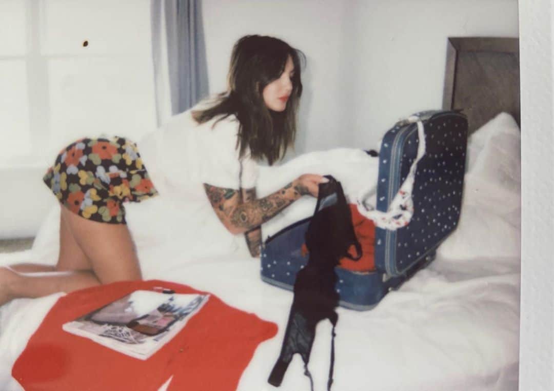 Julia Michaelsのインスタグラム：「I’m allmmmoossttttt ready to tell you ... 🍒🥊👠🥰😍」