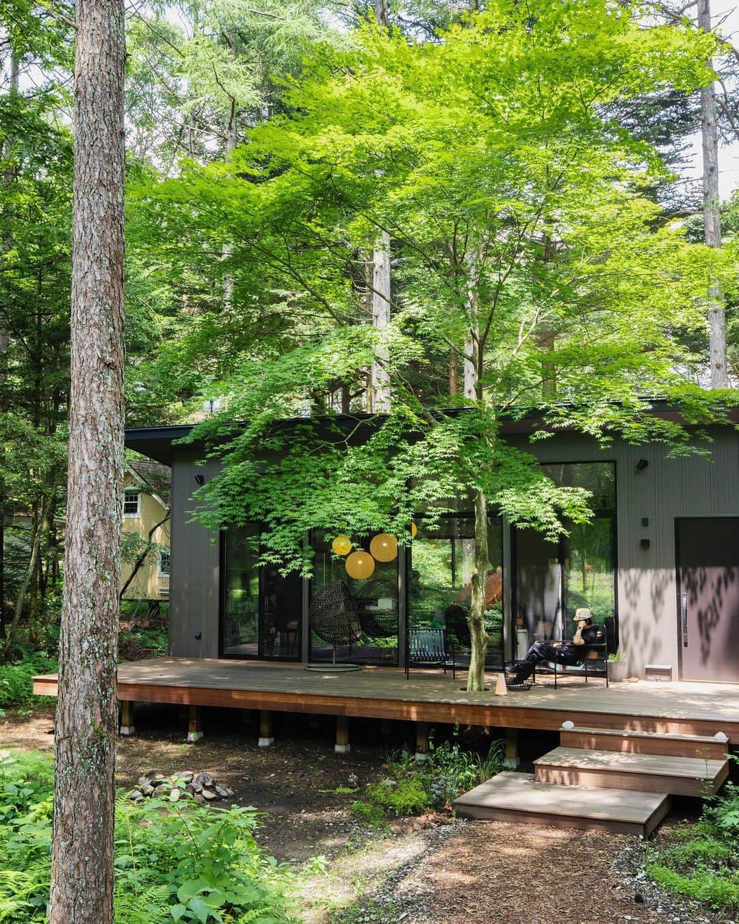 川上俊のインスタグラム：「remote working in the forest, 2nd house in Naka-karuizawa // ４月以降、都市と自然を行き来するようになってから、鳥や虫の声が聞こえるようになり、湿度や温度、雨の気配、季節の移り変わりを感じるようになり、そして、逆に都市の音、空気、時間、時代の移り変わりも感じれるように自分の感度が変化しているような気がします。#shunkawakami #lifestylephotography」