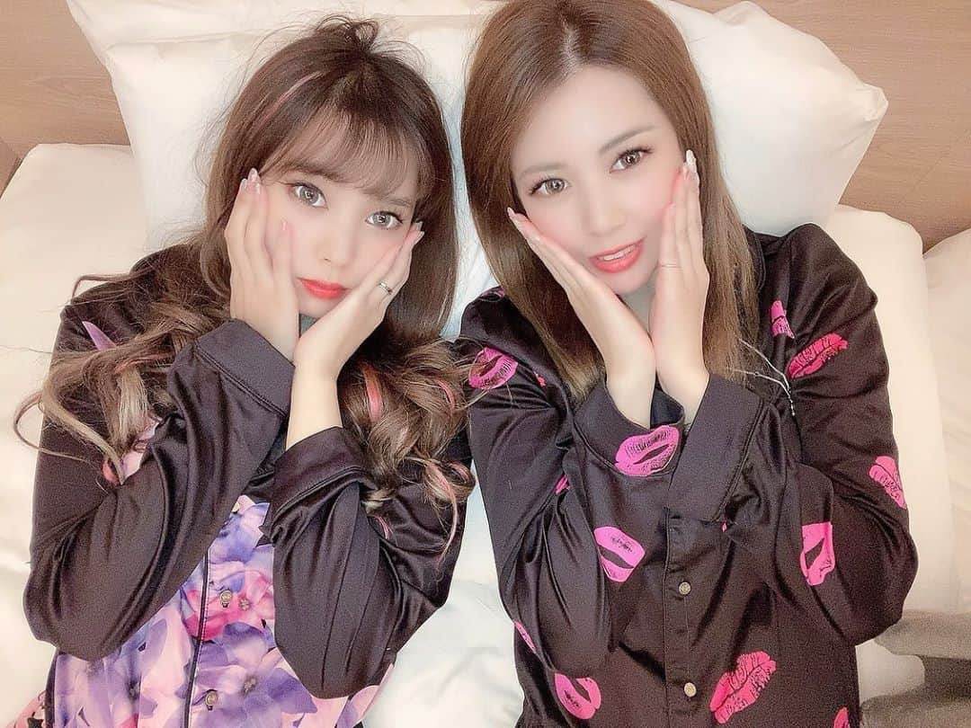 嶋谷愛（あいちゅん）のインスタグラム：「. #Rady 彼シャツルームウェア🤍 . . . #ルームウェア #roomwear #パジャマ #姉妹 #双子 #Twins #sister #l4l  #hairstyle #沖縄 #Okinawa #沖縄旅行 #❤」