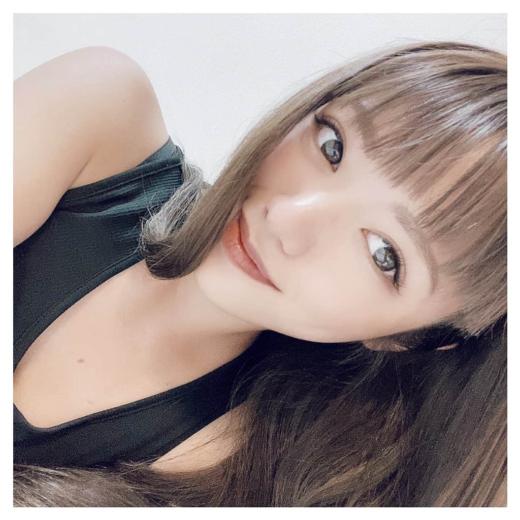 ARIKAのインスタグラム：「前髪パッツンにしました👩🏻 . 鈴木えみちゃんの前髪を真似して パッツンにしました✂️✨ やっぱり内藤さんうまーーいっ🧡 担当 @peekaboo_hiroto_naito  4年一途に通ってる美容室🧚‍♀️ この方も仲良しよ🤣👇🏻 @peekaboo_kuribayasi   全部上手だから美容室に迷ってる方は 是非行ってみて( * ॑˘ ॑* ) ⁾⁾♬︎♡  . #omotesando #美容室 #cut #美容 #東京 #写真好きな人と繋がりたい #犬 #フォロー #summer #workout #makeup #hair #me #girl #swag #l4l #love #selfie #bestoftheday #休日 #tokyo #連休 #可愛い #お洒落さんと繋がりたい #ビジョビ #美女図鑑 #美人百花 #followforfollowback」