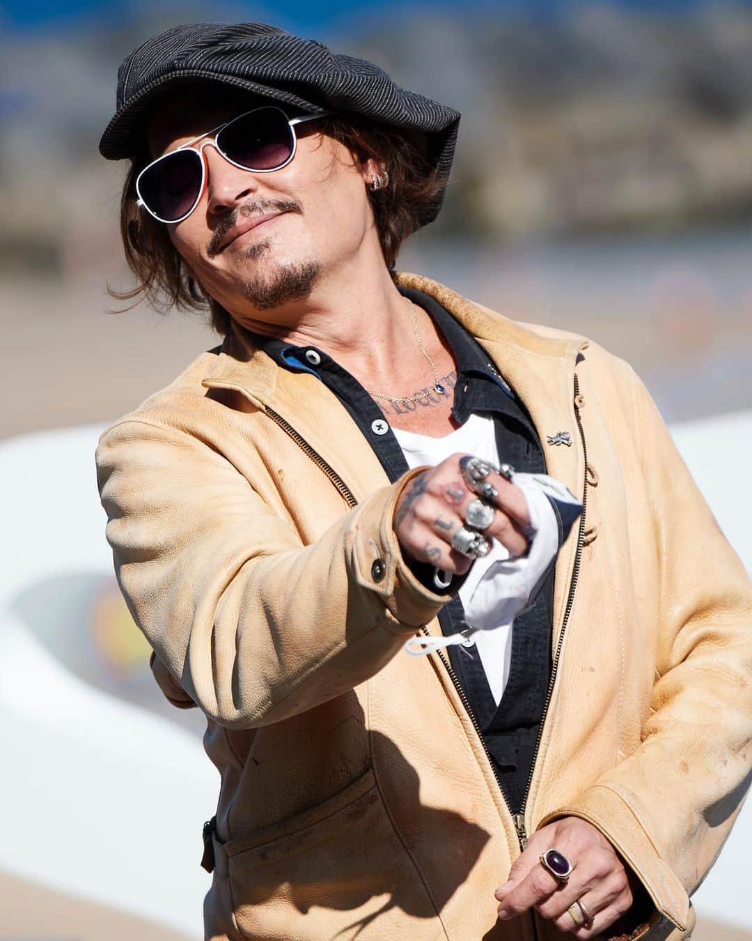 Just Jaredさんのインスタグラム写真 - (Just JaredInstagram)「@johnnydepp poses for pictures at the photocall for the film he produced, #CrockOfGold, at the #SanSebastian International Film Festival. Tap this picture in the LINK IN BIO to see more! #JohnnyDepp  Photos: Getty」9月20日 22時19分 - justjared
