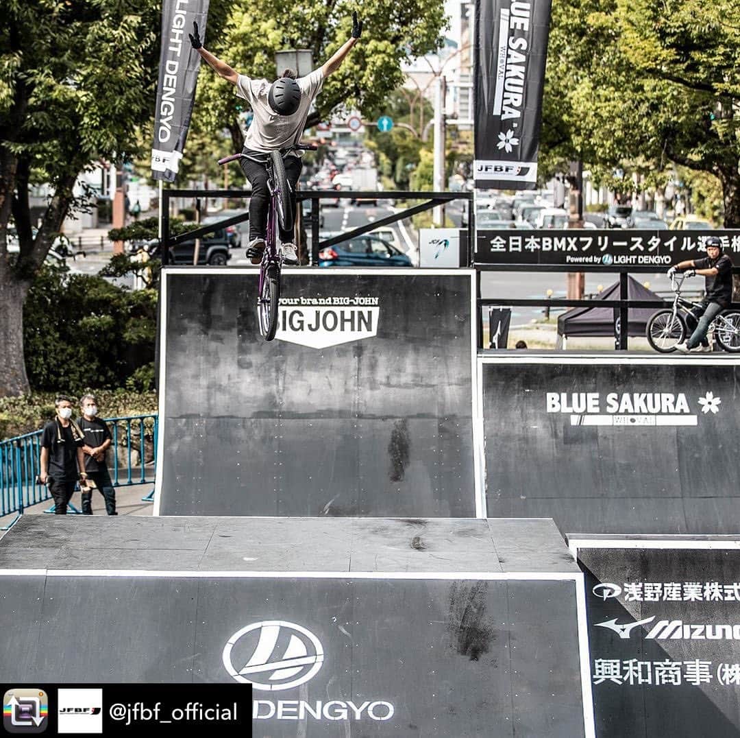 大池水杜のインスタグラム：「JAPAN NATIONAL CHAMPIONSHIPS FINAL IS TOMORROW AT OKAYAMA CITY👍🏼 明日は決勝！今日はオフ日になったので明日ぶっ飛びます😁 Photo by @55naoking  @visavis_jp #タウン情報おかやま #ライト電業 #bigjohn #bluesakura #slopeshot #bmx #bmxgirl #bmxfreestyle #bmxwomen」