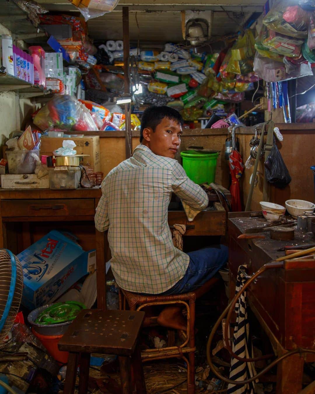 Shunsuke Miyatakeのインスタグラム：「A young metalworker at his office, Kampot, Cambodia」