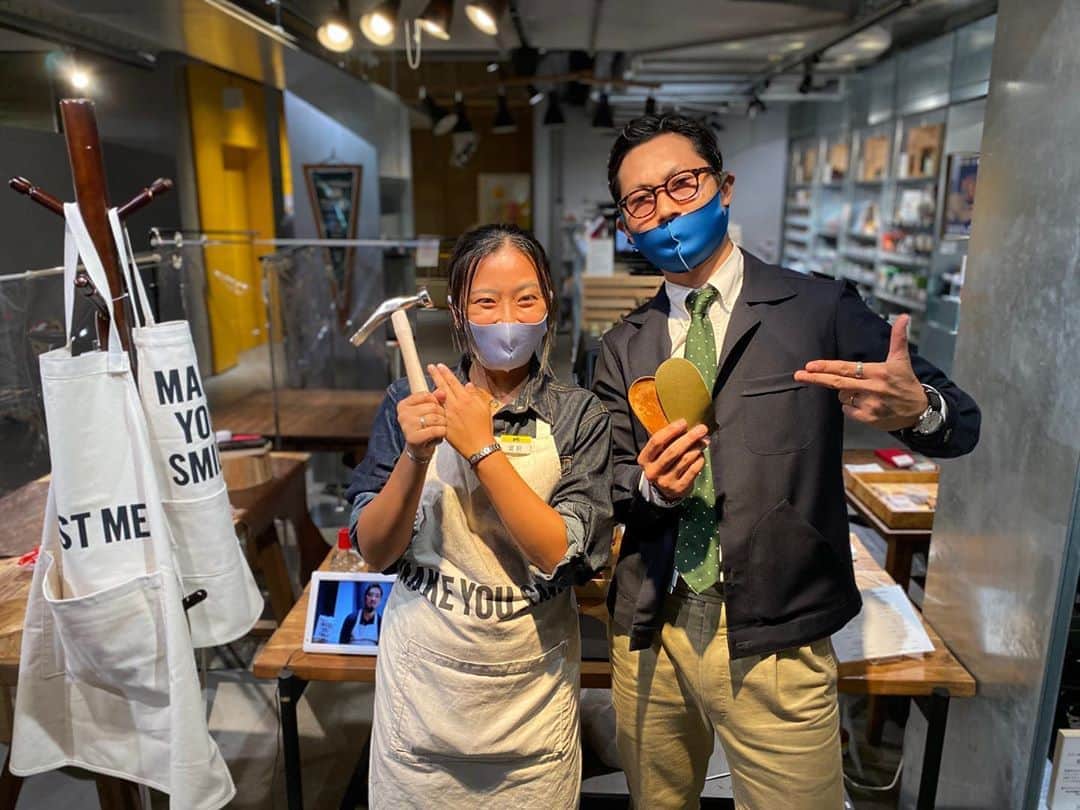 のインスタグラム：「【明日もやってるよー！】 MAKESENSEのポップアップが渋谷のLOFT4階で開催中！靴修理の体験会やMSオリジナルグッズ、Brift Hのグッズも限定販売中！！使い込む程にカッコよく育つDRESSENの別注エプロンやバッグも買えるぜ！！🛍皆様どうぞ宜しくお願いします！！ #makesense #loft渋谷 #ポップアップ　#brifth #今日はお陰様で靴磨き体験会は満員御礼でした！　#やっぱイベントって楽しい！！」