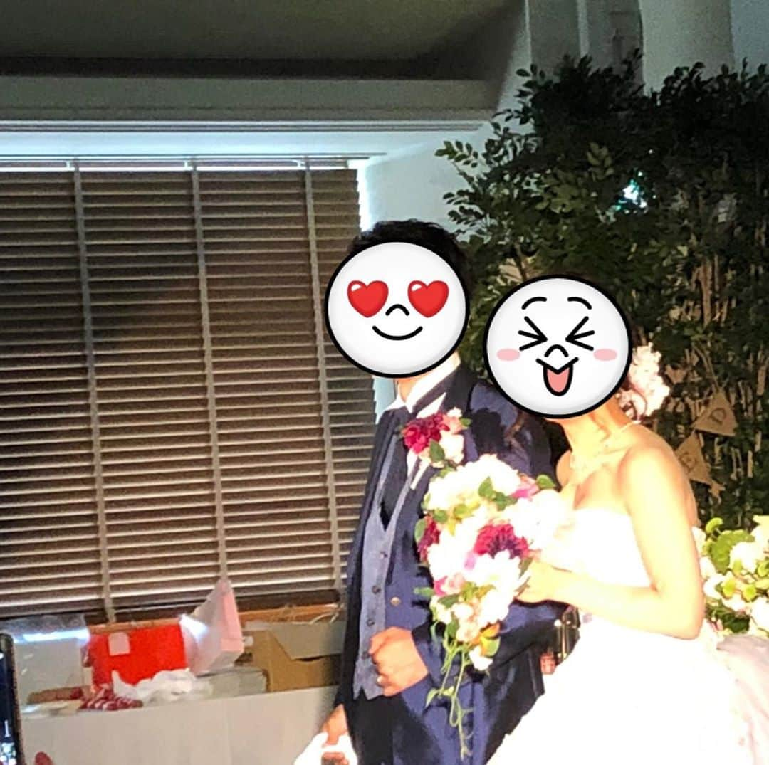 センターうるしのインスタグラム：「今日は高校時代の友人の結婚パーティーに参加させてもらいました。  何かねーちょこちょこと飲みに行っては、考えてることとか自然と話せるような子で酔っ払ったらやっと本音を言うてくれる子で 結婚する時は教えてやーってお互い言うて、結局だいたい同じ時期に入籍をしたんです。 お互いに良い知らせができて良かった。  ニヤニヤと幸せな姿を見ることができて、ホンマにホンマに嬉しかった。  普段は司会として、サプライズ指名のインタビューをすることが多いですが、初めてサプライズ指名されたんです。 確かに驚きますけど嬉しい事ですね、あれってね！ マイク握って直接お祝いできる機会なんて、まぁ無いですから。 本当いい機会を与えてくれました。 余興の時も挨拶させてもらって、友人で良かったと心から思えます。 嗚呼、ええ日やった。」