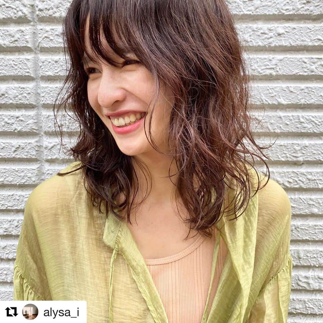 皆本麻帆さんのインスタグラム写真 - (皆本麻帆Instagram)「ドラマも終わったので 髪の毛少し気分を変えました♡  いっちーいつもありがとういっちー くせっ毛いぇーーーい✌︎ #Repost @alysa_i with @get_repost ・・・ まーほ♡ 伸びた毛先を10cmカット！ レイヤーをいつもより多めに入れて気分転換💫 無い物を欲するよりも 持っているものを活かしている人は本当に素敵だ！ 久しぶりに会えて嬉しかった〜🐶🍎 . . #ichiki_hair」9月20日 22時39分 - mmaho0421