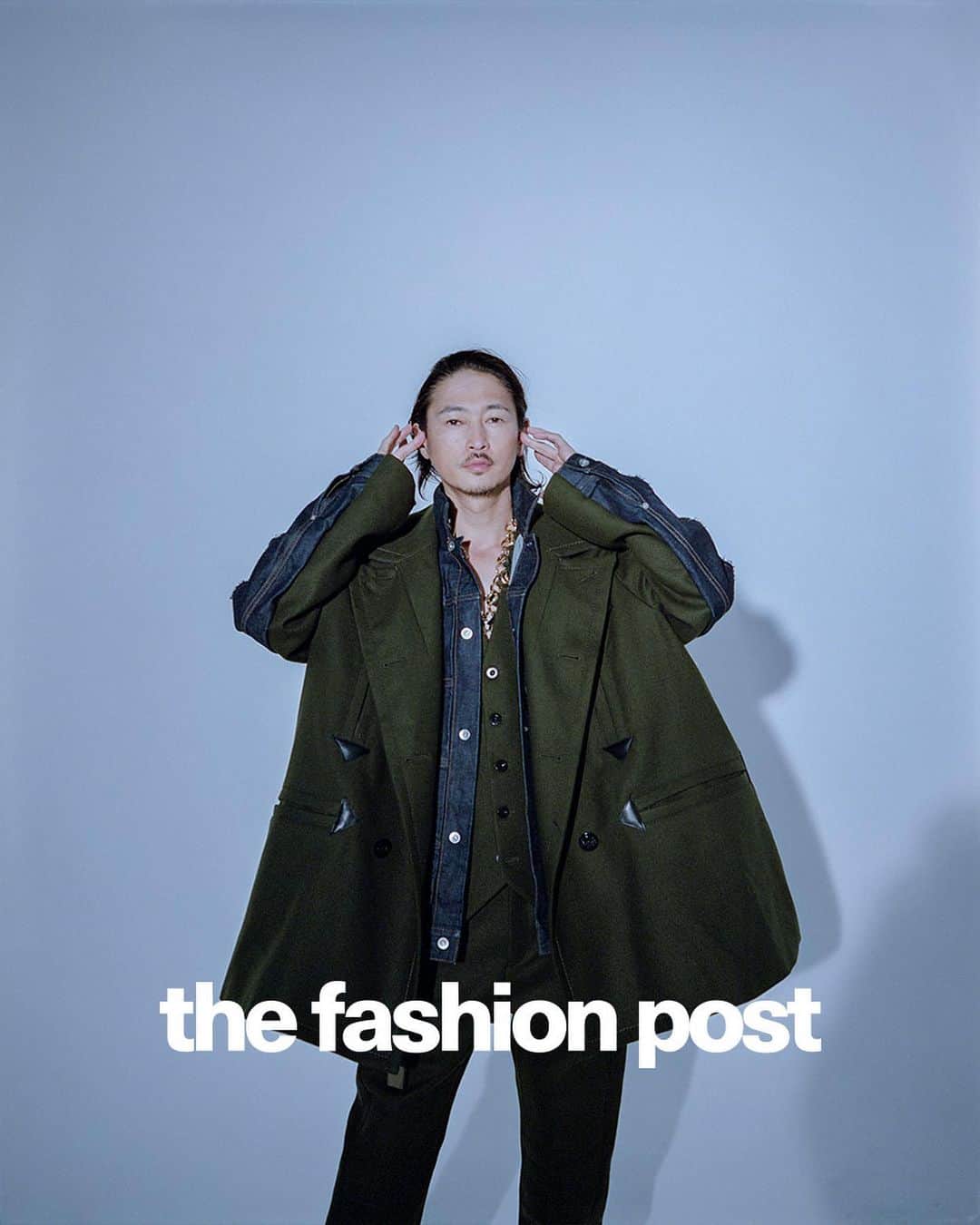 The Fashion Postさんのインスタグラム写真 - (The Fashion PostInstagram)「#fashion sacai autumn winter 2020 with Yosuke Kubozuka  『窪塚洋介が着るサカイ、ミリタリーとデニム』  2008年にスタートした sacai のメンズのキーエッセンスとなっているミリタリー。そこにデニムをドッキングさせた今季のハイブリッドスタイルは もとより sacaiが得意とするアプローチであると同時に、デイリーウエアとしてのエッセンシャルを追求した進化形ともいえる。  デニムジャケットにミリタリーコートをレイヤードしたようなフロントの印象から、振り返った時に気づく軽やかな一体感。あくまでラインはシンプルだからこそ、細身のボトムスを合わせて洗練のシルエットにまとめることもできるし、インパクト大のアクセサリーを加えてもスタイリッシュに馴染んで映える。  model: Yosuke Kubozuka photography: Yuichiro Noda styling: Masataka Hattori hair&makeup: Shuji Sato edit: Miwa Goroku, Waki Motoyama text: Miwa Goroku  #sacai #sacaiofficial #TFP #TheFashionPost #YosukeKubozuka #窪塚洋介 #野田祐一郎 #YuichiroNoda #服部昌孝 #MasatakaHattori #ShujiSato」9月20日 22時31分 - tfpjp