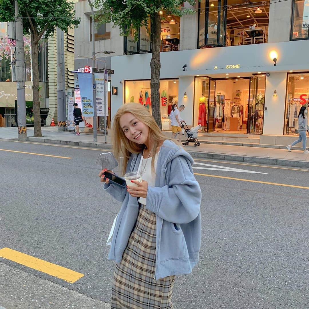 キム・ダヘのインスタグラム：「오늘 니트집업 하늘색 촬영할려고 첨 입었는데 너무 예뻐서 깜짝놀람... 웜톤이라 안받을 줄 알았는데 진짜예뻐 하... 🤦🏽‍♀️🤦🏽‍♀️🤍」