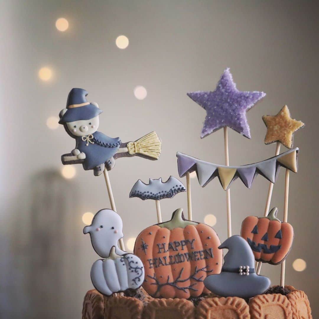melodyのインスタグラム：「🎃✨🌙﻿ ハロウィンギフト先行販売にてご購入いただきましたお客様に心より感謝申し上げます✨﻿ ﻿ 昨日ご注文いただきました全てのお客様に、本日atelier＊mからお届け日などを記載した確認メールを送信いたしましたので、ご確認下さいませ。﻿ ＊﻿ ＊﻿ ＊﻿ （ハロウィンギフト商品は全て完売いたしました🙇‍♀️）﻿ ＊﻿ ＊﻿ #天然色素#国産#アイシングクッキー#糖霜餅乾#曲奇#ハロウィン#ギフト#gift#Halloween#season#colors#クッキー#日本#デザイン#アトリエエム#design#flowers﻿ #pic#cookies#sugarcookies#icingcookies﻿ #japan#Instagram#instagramjapan#IgersJP#cupcakeproject﻿ #ファインダー越しの私の世界#スイーツ#sweets#instasweet」