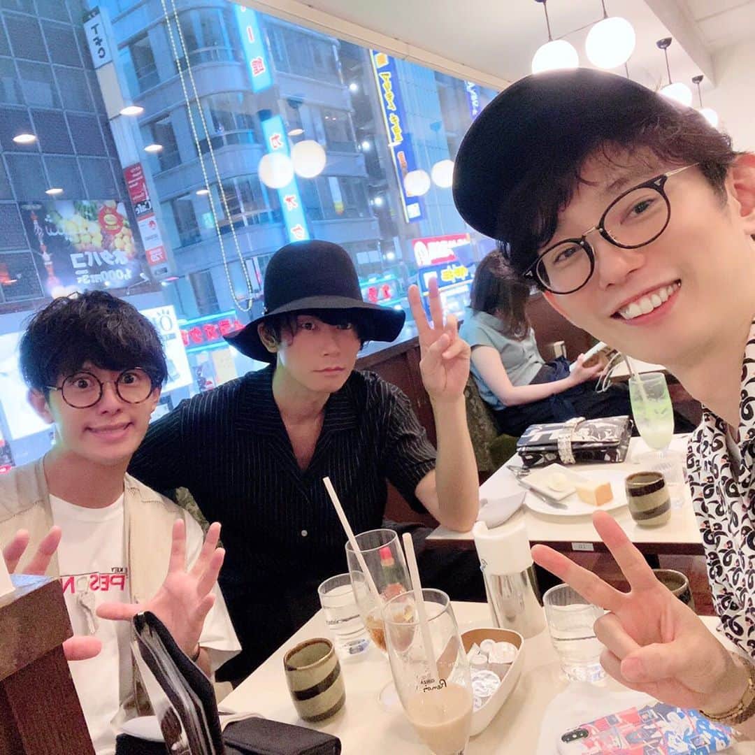 芦沢統人のインスタグラム：「TENET鑑賞！  #話半分くらいしかわからなかった #けど面白いって何なの #やっと集まれた映画部 #この2人映画詳しすぎ」