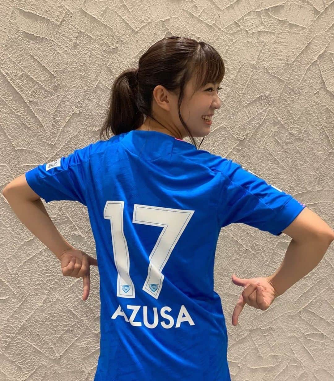 上杉あずさのインスタグラム：「. 先日、#サガン鳥栖 対 #コンサドーレ札幌 の試合前の #キックインセレモニー をさせて頂きました⚽️✨ そして、なんとユニフォームをフルセットご用意頂きました。ありがとうございます🙇‍♂️ 背中にはAZUSAの文字入りです！！！！！ まさかズボンと靴下まで装備することになるなんて！！ちょっと恥ずかしいような嬉しいような、そんな気持ちで着させて頂きました。これからも使って下さいとのことで頂いたのですが、上は #サガントストリーム で着用します！下のズボンと靴下は？いつどんな時に履いたら良いのでしょうか(笑)？？ ユニフォーム、最近のはシャツインしない仕様で作られていると説明を聞いたのに、すぐインしてみました。松岡スタイルです🤭👍なお、セレモニーの時はシャツアウトしましたすみません。 ユニフォーム、大事にします！今後ともよろしくお願いします⚽️💙💗 #sagantosu #soccer #jleague #j1 #stadium #uniform #set #blue #sagantino #17 #サガントストリーム #jリーグ #サッカー #ユニフォーム #鳥栖 #サガンティーノ #⚽️ #💙 #💗」