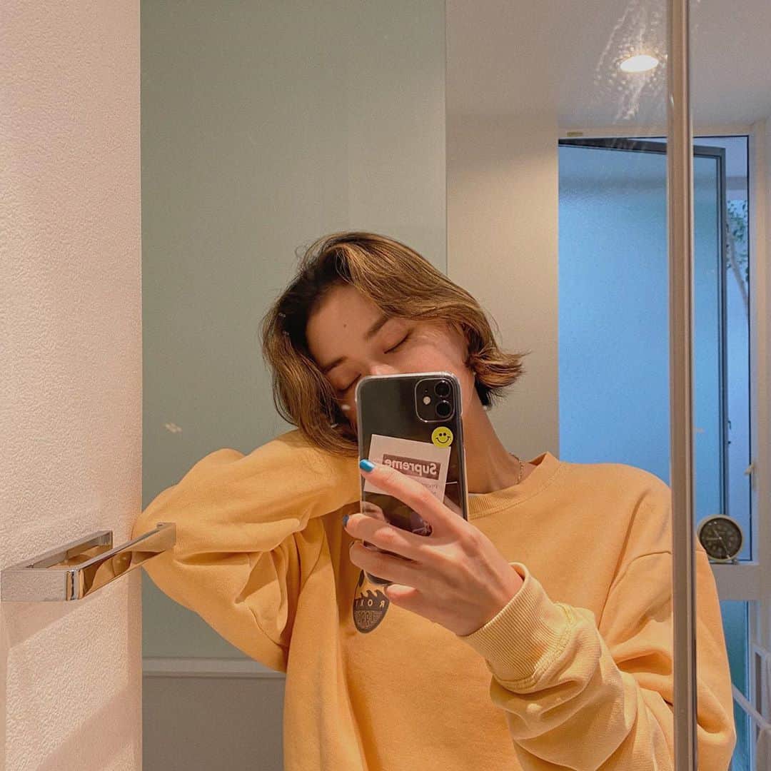 松本瞳さんのインスタグラム写真 - (松本瞳Instagram)「. 髪の毛少しずつ伸びてきた！ 今日は雨でくるんくるんになった🟡」9月20日 22時41分 - hitomi.mats