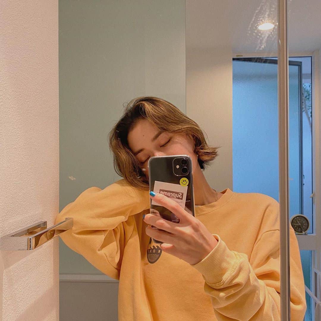 松本瞳のインスタグラム：「. 髪の毛少しずつ伸びてきた！ 今日は雨でくるんくるんになった🟡」