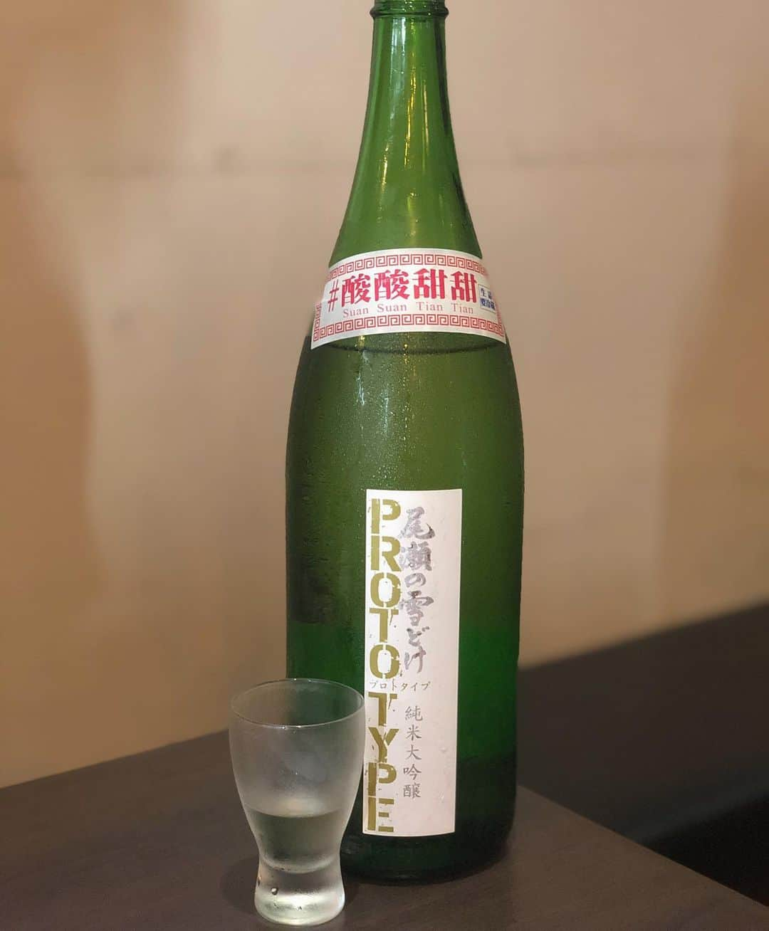 高野祐衣さんのインスタグラム写真 - (高野祐衣Instagram)「まだ紹介してなかった日本酒シリーズ🍶♡﻿ ﻿ ﻿ ﻿ これはとんでもなく美味しいです。﻿ 『尾瀬の雪どけ』純米大吟醸 プロトタイプ﻿ ﻿ 日本酒を普段あまり飲まない方には、﻿ まず尾瀬の雪どけを飲んでみてほしい！！﻿ 私は日本酒飲み始めくらいに﻿ 初めてオゼユキ飲んだ時、﻿ ジューシーすぎてびっくりしたな〜、、、﻿ ﻿ どの種類飲んでもオゼユキは﻿ いつも美味しいけど、﻿ このプロトタイプはほんとすごい！！﻿ 青リンゴそのままかじったみたいな！﻿ 果実感がすごいすごい✨﻿ アルコール度数が13%だから飲みやすいし、﻿ 甘酸っぱさが美味しい〜❤︎﻿ また飲みたいな〜☺︎﻿ ﻿ ﻿ ﻿ #日本酒 #日本酒女子﻿ #尾瀬の雪どけ #群馬県 #龍神酒造﻿ #純米大吟醸 #酸酸甜甜﻿ #プロトタイプ #試験醸造﻿ #sake #japanesesake﻿ #ゆいぽんしゅ」9月20日 22時42分 - yuipooon12_06