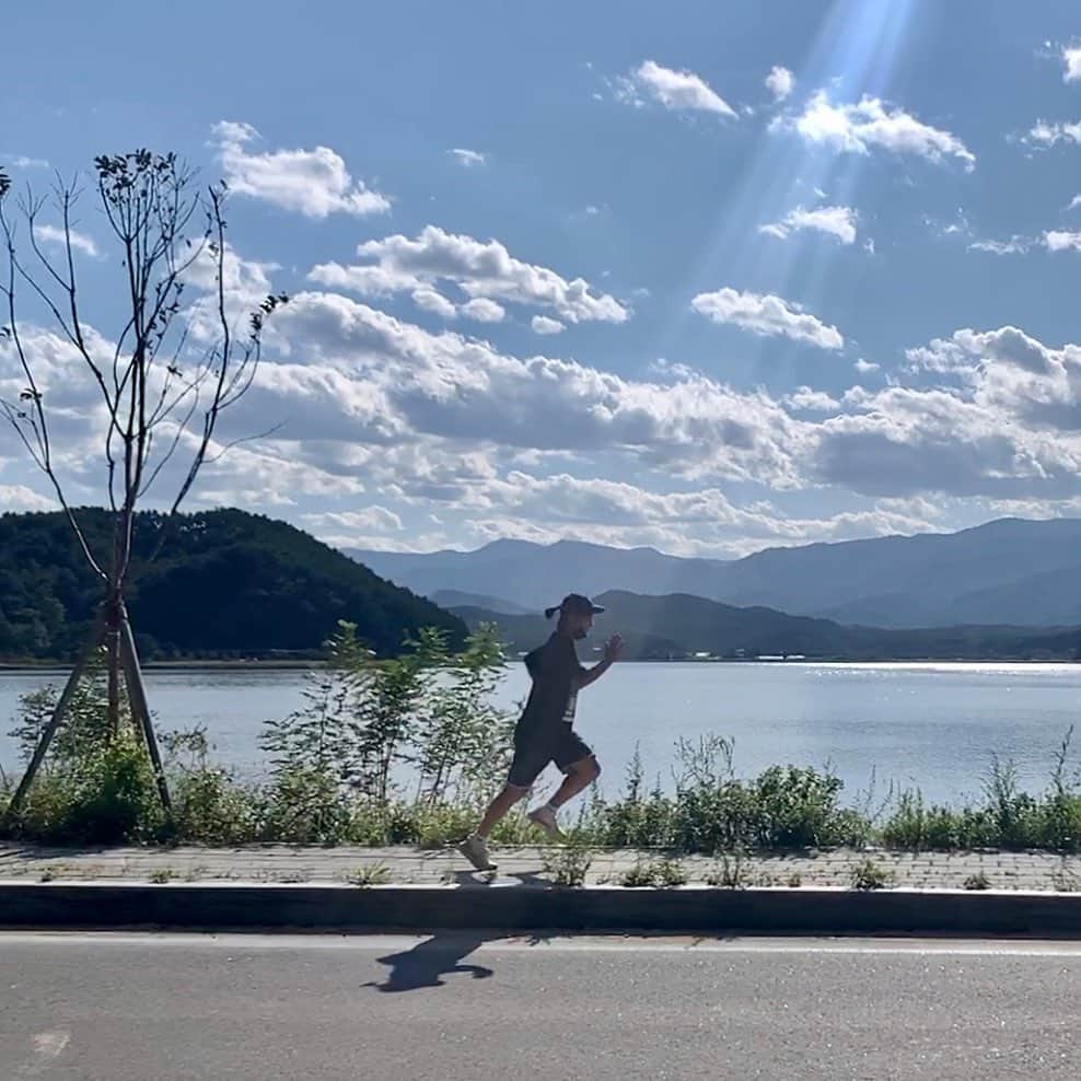 パク・ヒボンさんのインスタグラム写真 - (パク・ヒボンInstagram)「바야바 선수도 함께 출전했으나 3km 남짓 지나 기권하고 혼자서 겨우 완주🦾 그래도 메달은 바야바 선수 목에🐶 #untactrun답게 #달리는동안단한명도마주치지않았🐿 #운동화끈단디묶어주던 #나으사랑나이키 #코치님들런크루들없어서 #예상대로걷뛰걷뛰했지모 #런닝후엔 #beachcleanup #SONKEECHUNG  #하고자하면된다👊🏾 #untactrun #gsur10k #prrc1936 #thisisneverthat #gs25 #고성 #nikerunning #nikereactinfinityrun」9月20日 22時43分 - heevonne