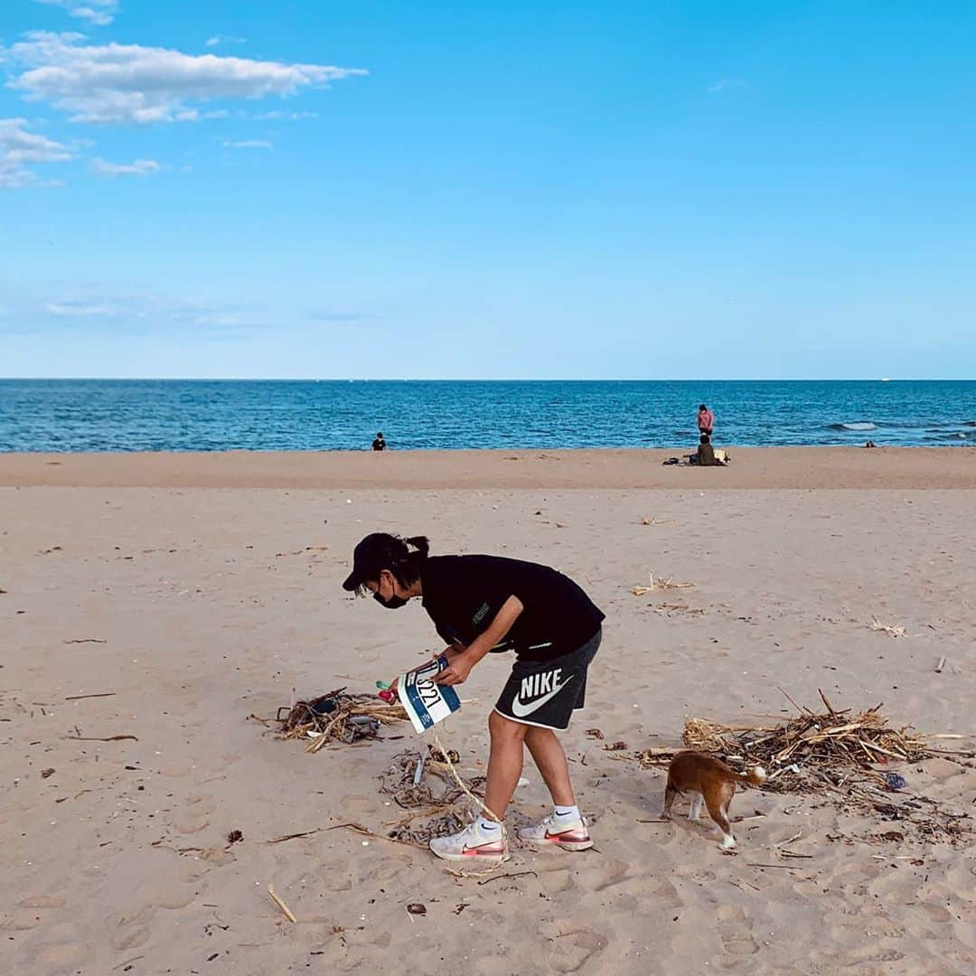 パク・ヒボンさんのインスタグラム写真 - (パク・ヒボンInstagram)「바야바 선수도 함께 출전했으나 3km 남짓 지나 기권하고 혼자서 겨우 완주🦾 그래도 메달은 바야바 선수 목에🐶 #untactrun답게 #달리는동안단한명도마주치지않았🐿 #운동화끈단디묶어주던 #나으사랑나이키 #코치님들런크루들없어서 #예상대로걷뛰걷뛰했지모 #런닝후엔 #beachcleanup #SONKEECHUNG  #하고자하면된다👊🏾 #untactrun #gsur10k #prrc1936 #thisisneverthat #gs25 #고성 #nikerunning #nikereactinfinityrun」9月20日 22時43分 - heevonne