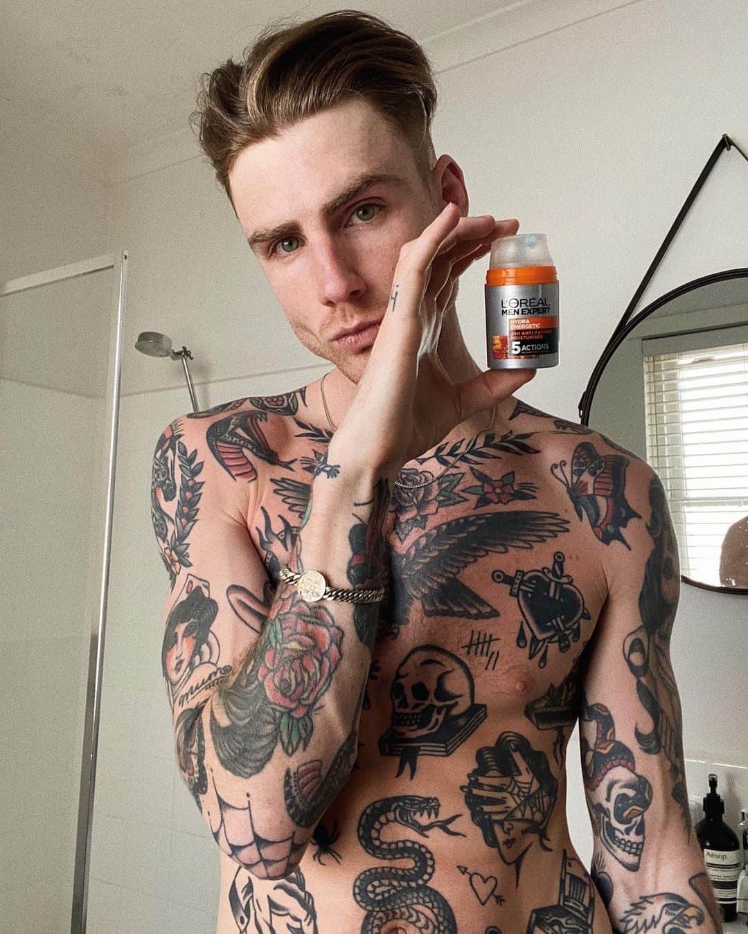 THOMAS DAVENPORTのインスタグラム：「As I approach my 30s, I can no longer get away with just cleansing and not re-hydrating my skin. The @lorealmen Hydra Energetic 24H Anti-Fatigue Moisturiser has been the easiest and best way to achieve smoother and better looking skin // #partner #energiseyourskin」