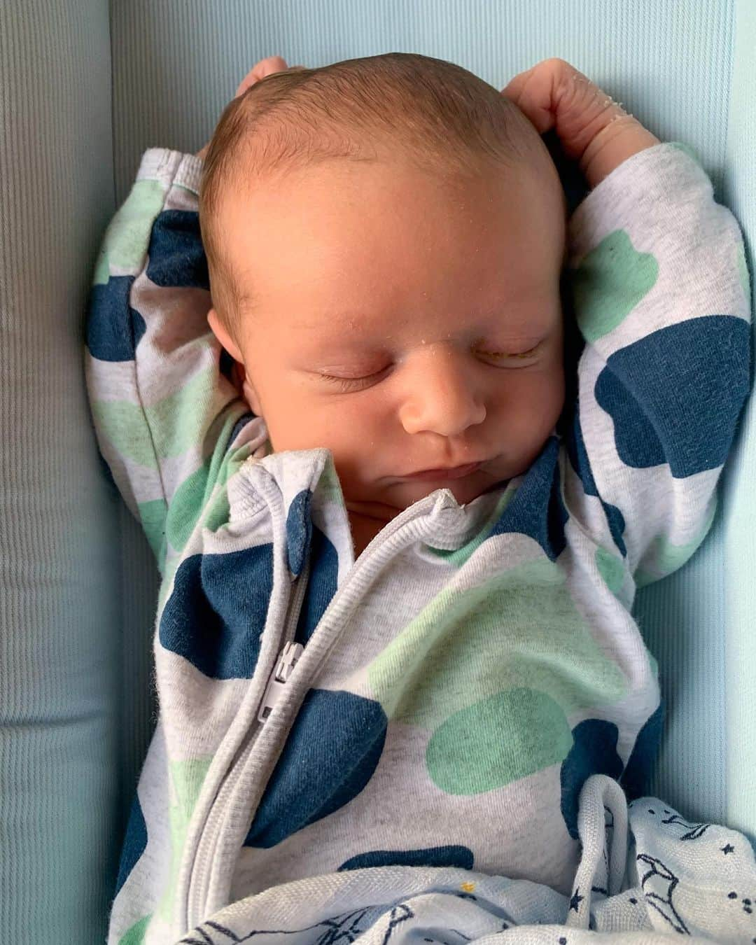 キャメロン・ファンデルバーグのインスタグラム：「Our little Harry working on his streamline already 🏊 can’t wait to get him into the pool with dad for a few laps one day 😎」