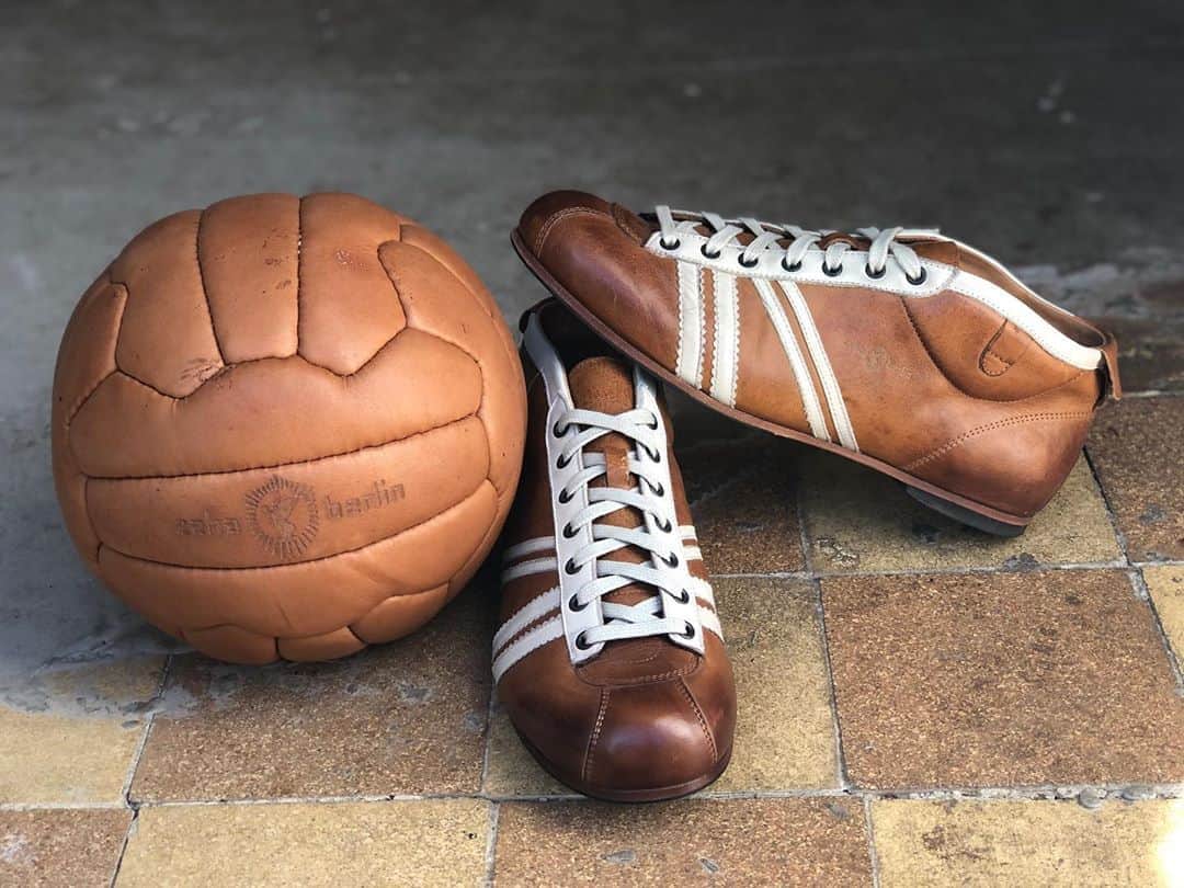 ツェハさんのインスタグラム写真 - (ツェハInstagram)「The Carl Hässner #LIBERO ⚽️ In our Shops in Berlin and on line 🏆 #zehaberlin #sneakers #oldgermanbrand #vintage #heritage #madeineurope #handmade #handgefertigt #fair #leather #berlintrend #carlhässner #vintageclothing #vintagesportswear #football #photooftheday #vintagefootball #calcio #brown #50fashion #50s  #sneakershoes #sneakerslovers」9月20日 22時48分 - zehaberlin