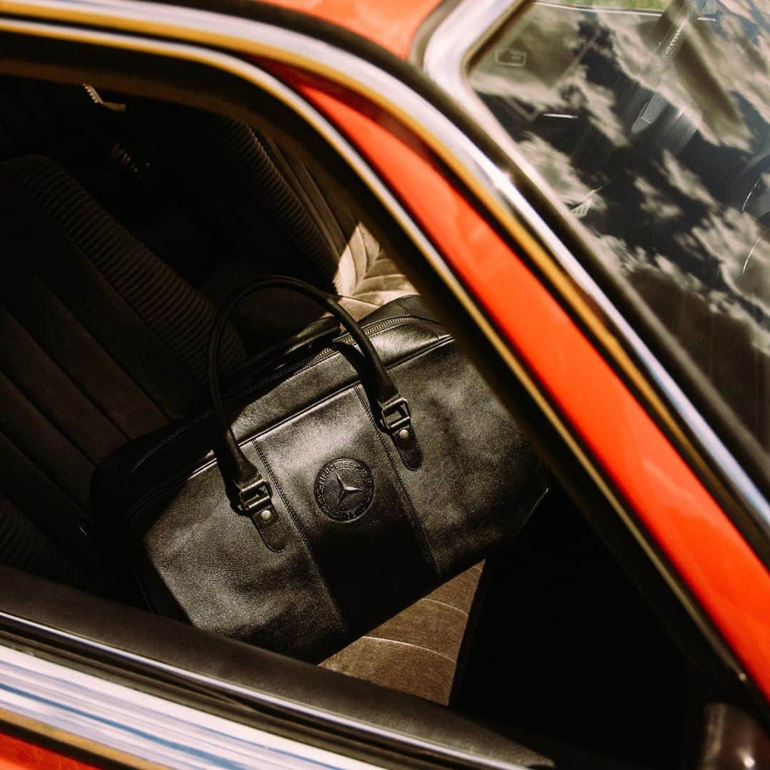 メルセデス・ベンツさんのインスタグラム写真 - (メルセデス・ベンツInstagram)「Enjoy a relaxed weekend trip in your Mercedes-Benz with the stylish Mercedes-Benz classic leather bag. Get the item now and get started!  #MBclassic #MercedesBenz #shopping #bag」9月20日 22時48分 - mercedesbenz