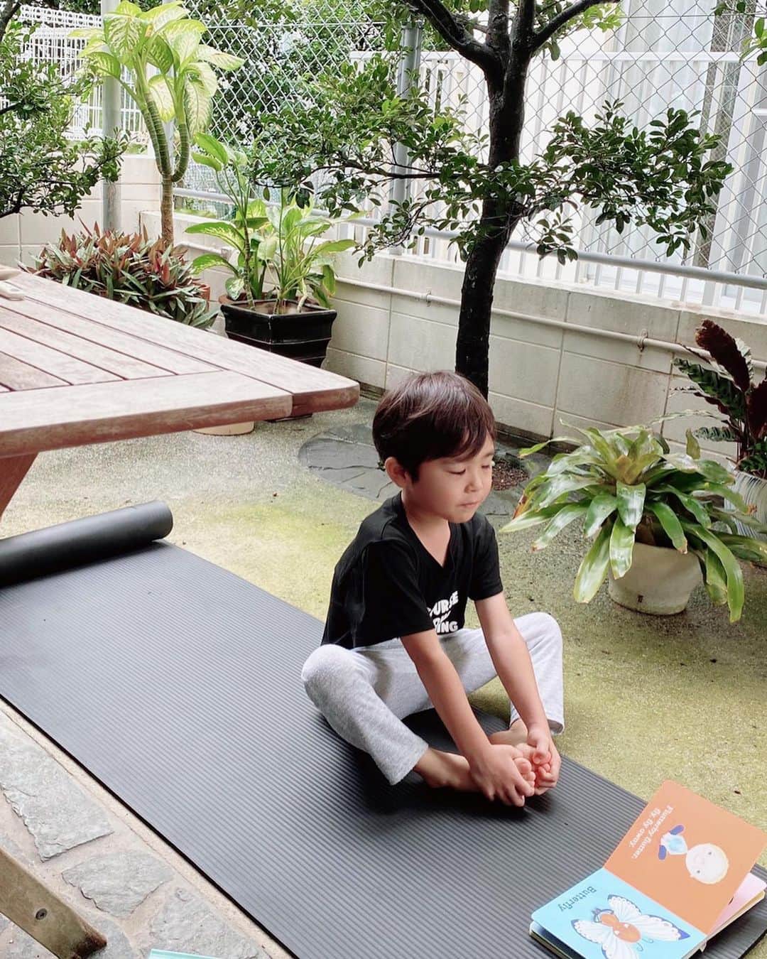 仲間リサのインスタグラム：「👦🏻🌿💭﻿ ﻿ 可愛いなぁ♡﻿ 3枚目なんか好き(笑)﻿ ﻿ #yoga #kidsyoga」