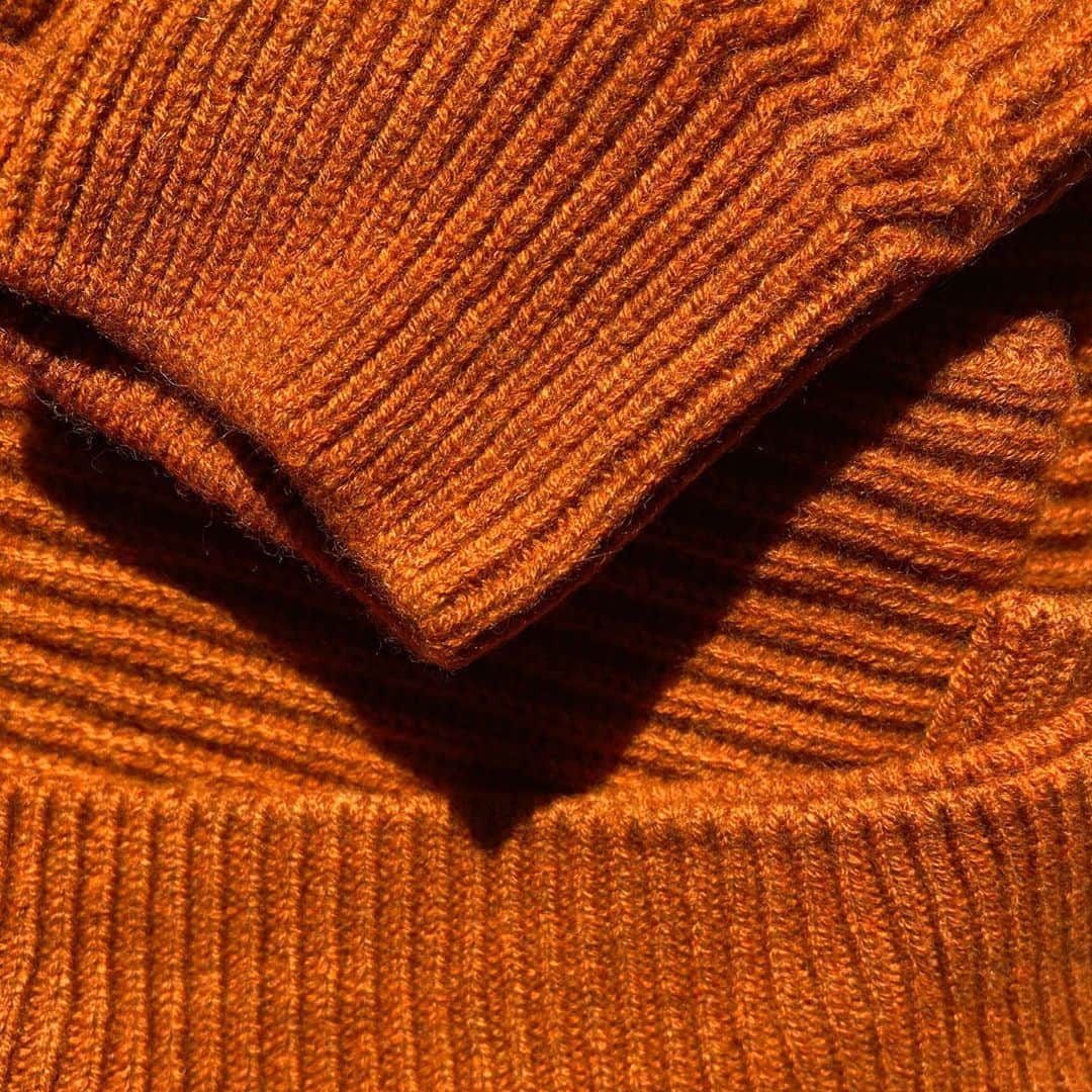 サワ タカイさんのインスタグラム写真 - (サワ タカイInstagram)「FW20 VW Cropped Raglan in Orange With 100% Italian Virgin Wool yarn  Available at @restyle_isetan_shinjuku @beams_official  #sawatakai #fallwinter2020 #aw2020 #thread」9月20日 22時54分 - sawatakai_official