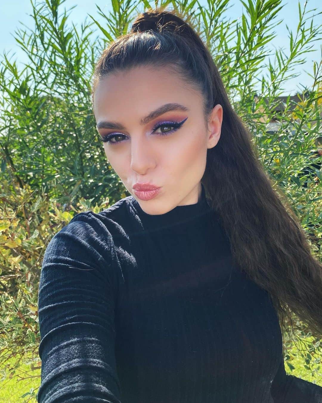 シェール・ロイドのインスタグラム：「Happy Sunday 💜」