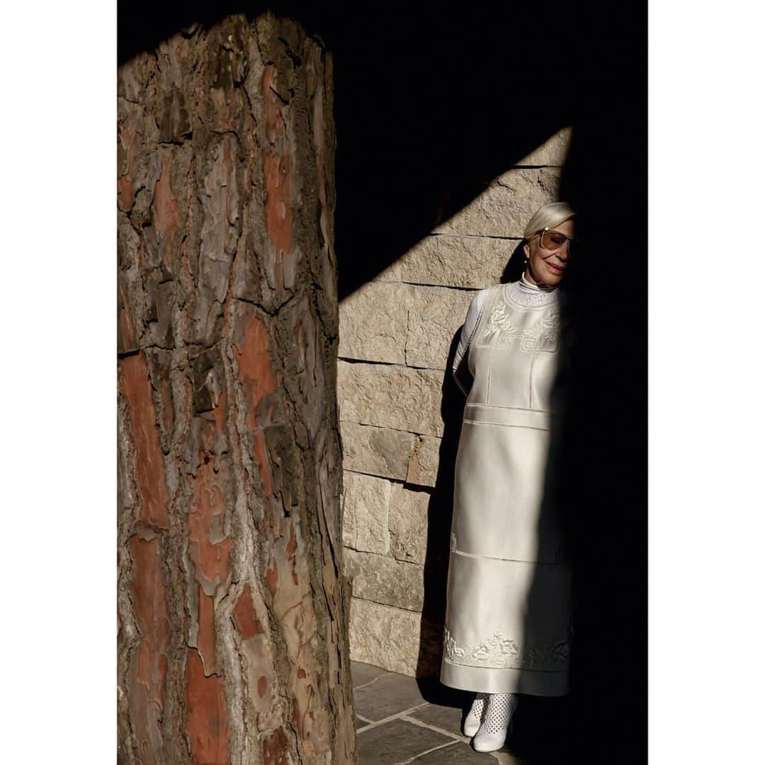 Fendiさんのインスタグラム写真 - (FendiInstagram)「“La Famiglia” a series of personal photographs taken at home previewing @silviaventurinifendi SS21 collection.  Anna Fendi by Nico Vascellari   Photo & Video by @NicoVascellari  @annafendiofficial」9月20日 22時58分 - fendi