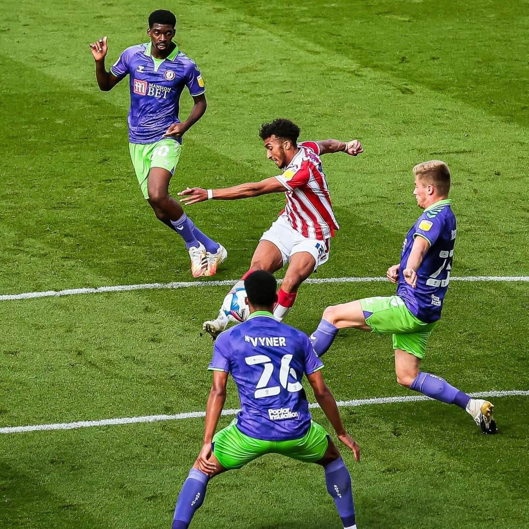 ストーク・シティFCさんのインスタグラム写真 - (ストーク・シティFCInstagram)「Work to be done in the second period. We trail at the break. #SCFC 🔴⚪️」9月20日 22時58分 - stokecity