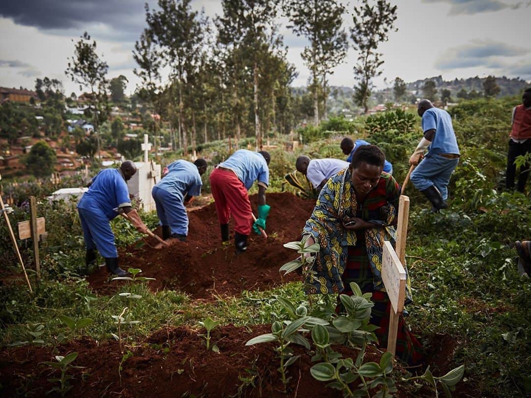 のインスタグラム：「Shortlist #LOBA Newcomer #4 - Hugh Kinsella-Cunningham (@hughkinsellacunningham)  Communities already traumatized by neglect and war in the Democratic Republic of Congo were even more susceptible to the renewed outbreak of the Ebola virus last year. The heartbreaking and desperate fight was documented in a series shot by British photographer, Hugh Kinsella-Cunningham, between May and October 2019. Click the link in bio to learn more.   #LeicaCamera #Leica #🔴📷」