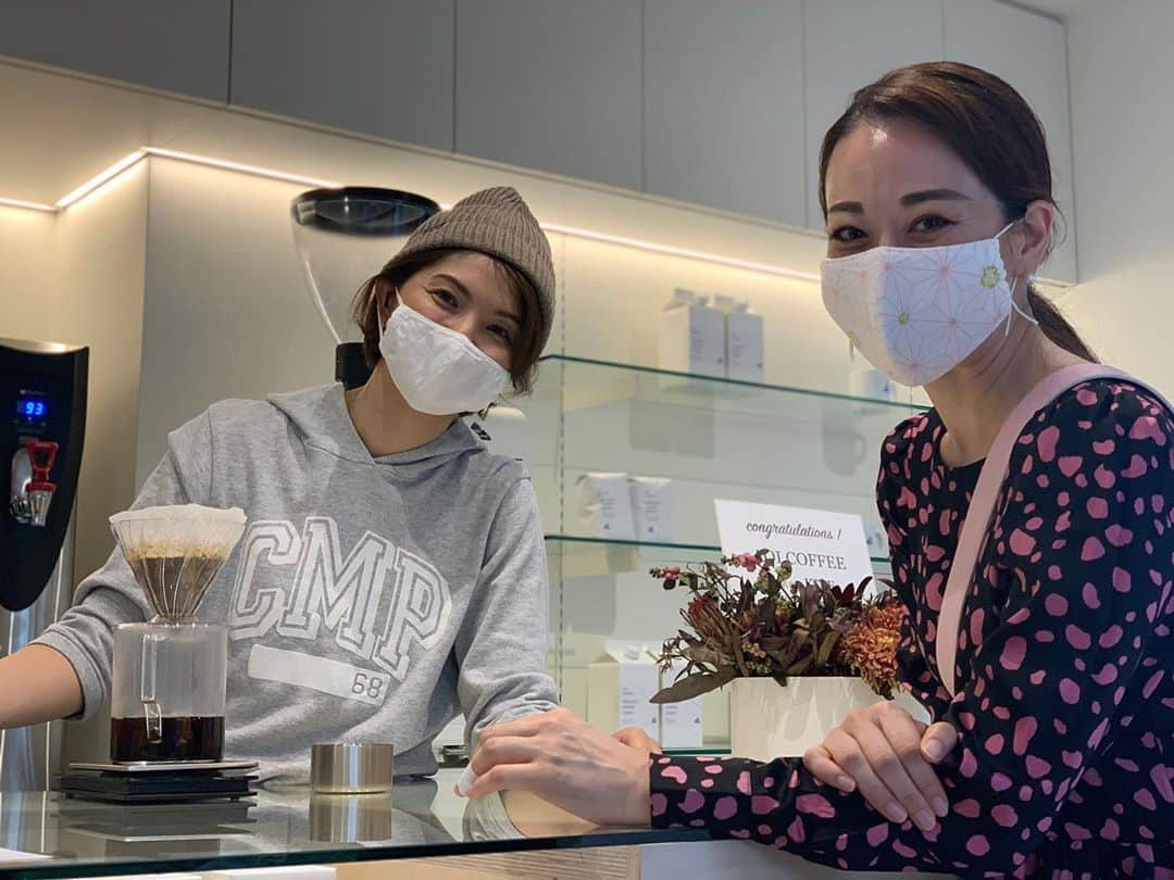 沢瀉美緒さんのインスタグラム写真 - (沢瀉美緒Instagram)「※ Before ballet rehearsal ✨ @aoicoffee_tokyo with @uyasue 👭 . 実家近くにできたコーヒースタンドで @cafekitsune でお世話になった @uyasue さんがいると知って 甥っ子に付き合ってもらって行ってきました🥤 . 一杯一杯丁寧にハンドドリップで 入れてもらうアイスコーヒーは 美味しかったなぁ💛 . また行きまーす✨ . . #aoicoffee #洗足池 #icecoffee #coffee」9月20日 23時00分 - mio_omodaka