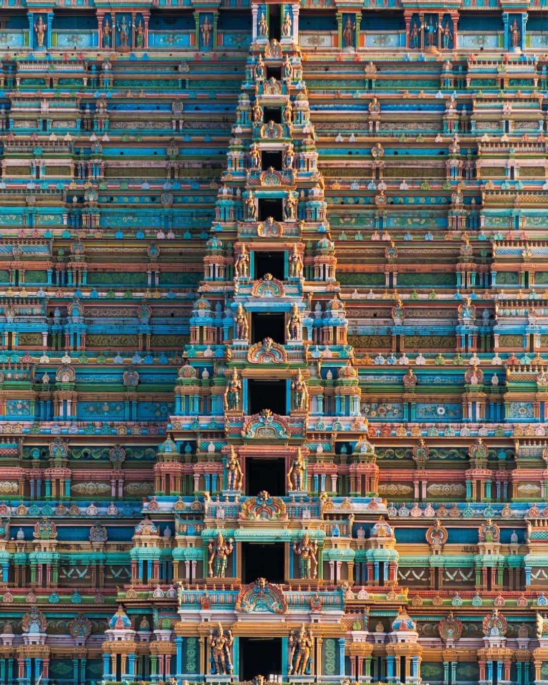 Discoveryさんのインスタグラム写真 - (DiscoveryInstagram)「The colorful Sri Ranganathaswamy Temple in Tamil Nadu, India.   #sriranganathaswamytemple #tamilnadu #india #architecture #exploremore #welovecolors」9月20日 23時00分 - discovery