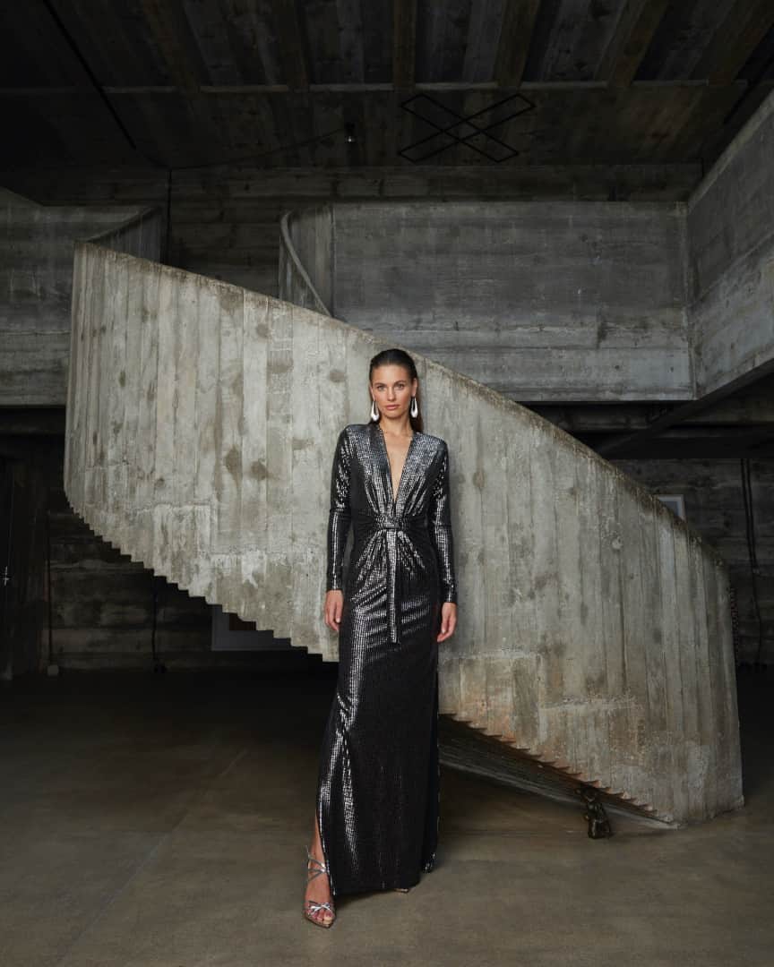 ロザ チャのインスタグラム：「Peças com a cintura marcada e decote V valorizam a silhueta feminina. Aposte nesta modelagem para compor looks poderosos! Encontre a sua opção favorita nas lojas ou no site rosacha.com.br. (Vestido ref. 15.11.3505, Sandália ref. 29.25.0736 e Brincos ref. 48.28.0659) #rosacha」