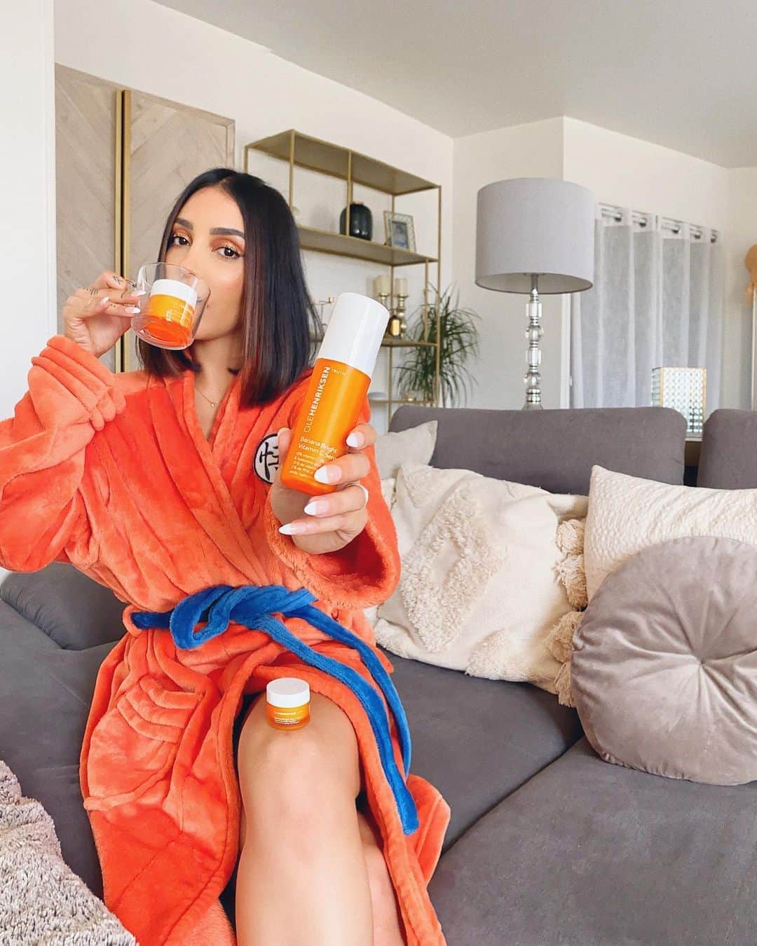 sananasのインスタグラム：「Sponsorisé* CONCOURS FERMÉ .Bonjour ☕️ Bonsoir 🍸&Giveaway 🎉Dingue de cette routine complète @olehenriksen (marque dispo depuis peu chez @sephorafrance yayyy !)😍 Je vous ai déjà parlé des dizaines de fois de ces produits dont je ne peux me passer ... Du coup avec Olé on s’est dit qu’on devait absolument vous faire découvrir ces pépites ! 10 d’entre vous auront la chance de gagner ces 5 produits pour une totale routine soin de jour☀️ et de nuit 🌙(soit 50 produits à gagner 😍😱) ! 🎁 Pour participer c’est simple : .1-Liker ce post .2-Etre abonné à mon compte Insta .3-Etre abonné au compte insta de @olehenriksen  .4-Laisser un commentaire sous ce post avec un truc qui vous rend heureux en ce moment avec le hashtag #OleGlow  Vous avez jusqu’à dimanche 27 septembre midi pour participer ! Je contacterai les 10 gagnants le Lundi 28 et j’afficherai leurs pseudos lundi 28 en story !  Good luck mes ananas 🍀 et merci à Ole pour ce beau concours de rentrée 💚  # postsponsoriséParOleHenriksen #OleGlow #OleHenriksen #Giveaway #Concours #JeuConcours」