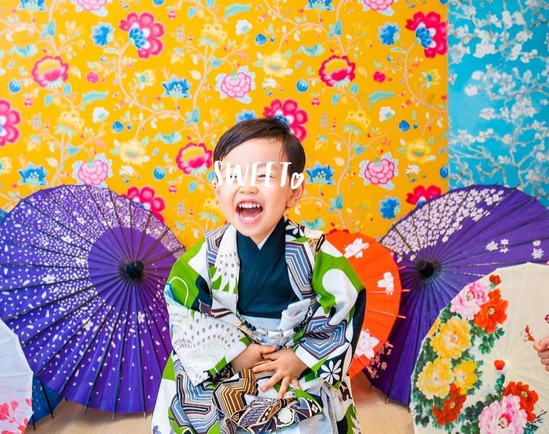 のインスタグラム：「love your big smile💙 七五三前撮り👦🏻🎬 今年は参拝は難しいかもしれないけど、3歳の記念にスタジオ撮影をしてきました。 娘もせっかくなので着物で一緒に撮影👘💛 年子だけど生まれ年は2年違いなのでこれからも一緒にお祝いできそう⛩(男女で祝う年齢には色々説があるけど私は男女問わず3,5,7全部記念に残したい欲張り派🙌🏼なんなら昨年も数え年で七五三撮影しました。笑)  LOVSTは息子1歳から毎年お世話になっているけど、衣装やセットが豊富で、スタッフさんの子供のあやし方が素晴らしく、データも当日いただけるのが嬉しい✨ 今回は、和装と洋装、家族撮影をして良い記念になりました。  #七五三前撮り #七五三 #3歳 #キッズスタジオ #LOVST吉祥寺 #3y0m #1y6m #年子兄妹 #lovetabimama」