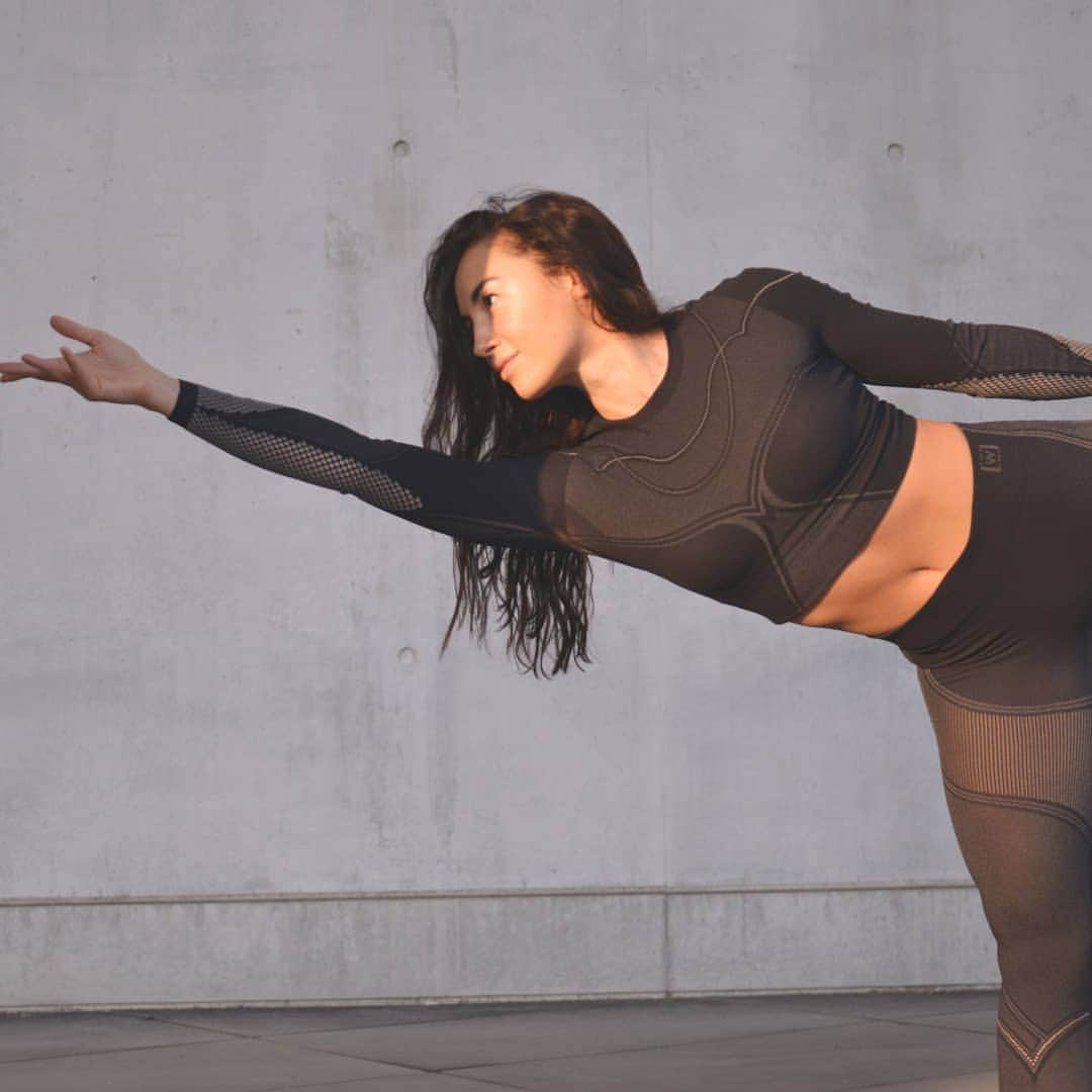 ウォルフォードさんのインスタグラム写真 - (ウォルフォードInstagram)「Our Zen Styles are designed with athleisure in mind to support the body in motion.⁠ ⁠ @christina_bohle in our Zen Combo⁠ 📸 @adas_photography⁠ ⁠ ⁠#WolfordYoga #WolfordYogi #Yogaeverydamnday #yogalove #namaste #yogainspiration #yogaeverywhere」9月20日 23時10分 - wolford