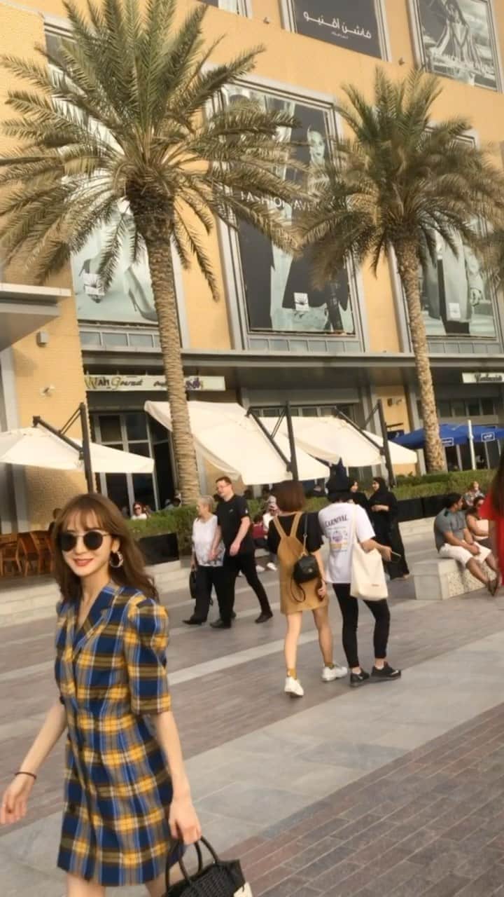 平木愛美のインスタグラム：「そっか、シルバーウィーク中なのですね今！！！  そろそろ海外行きたいなぁ🛫  二年前のこのdubaiは実はやくんとの旅でした🤍 ヨーロッパ前に寄ったドバイ。  一度も海外へいけない年はこの数年で今年が初！！！  新婚旅行も、きっと来年とかかな？ ほんとは私はアフリカ圏が夢だったの🦒🦓🐘🌳 マダガスカルとかケニアとか、南アフリカとかとか、訪れたいところありすぎる〜！  彼とはインドやエジプト、メキシコ、オーストリア、チェコ、アラブ首長国連邦、フィリピン、オーストラリア…  色々一緒に訪れてます。  二人とも世界遺産検定、所持💞👑  #love #travel #trip #worldheritage」