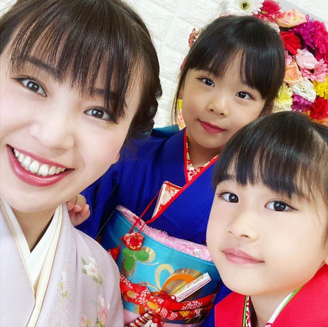 林渚さんのインスタグラム写真 - (林渚Instagram)「娘たちの七五三の前撮り❤️オフショット〜✨ 娘たちのインスタ @renkotoch もよろしくお願いします😍 アルバム完成が楽しみです☺️  #七五三 #姉妹 #年子ママ #年子姉妹 #年子 #着物 #前撮り #ママコーデ #家族写真 #双子みたいな2人 #双子みたいな姉妹 #myfamily #japaneseculture #japanese #kimono #kimonogirl #kimonostyle #kimonofashion」9月20日 23時16分 - nagiiinsta