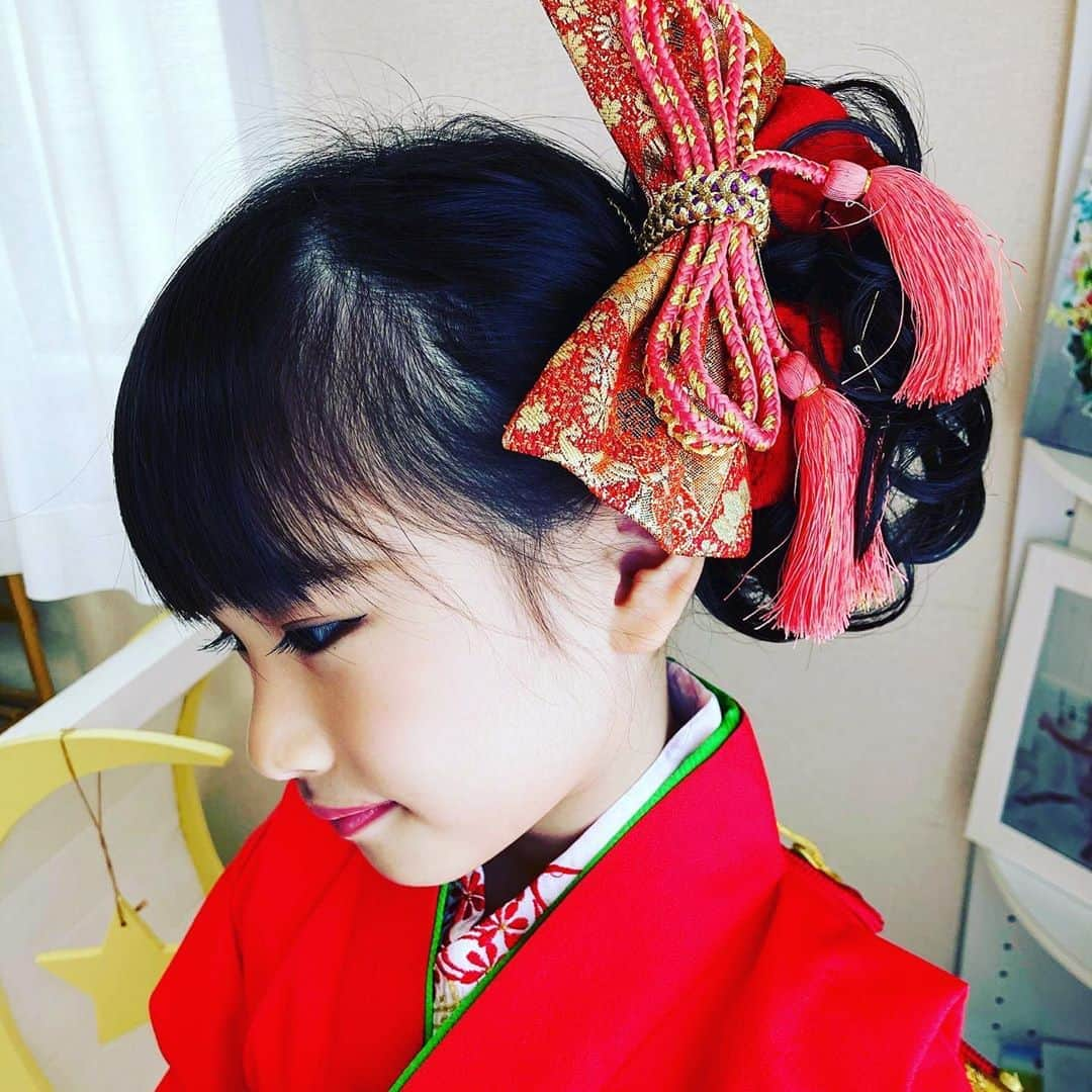 林渚さんのインスタグラム写真 - (林渚Instagram)「娘たちの七五三の前撮り❤️オフショット〜✨ 娘たちのインスタ @renkotoch もよろしくお願いします😍 アルバム完成が楽しみです☺️  #七五三 #姉妹 #年子ママ #年子姉妹 #年子 #着物 #前撮り #ママコーデ #家族写真 #双子みたいな2人 #双子みたいな姉妹 #myfamily #japaneseculture #japanese #kimono #kimonogirl #kimonostyle #kimonofashion」9月20日 23時16分 - nagiiinsta