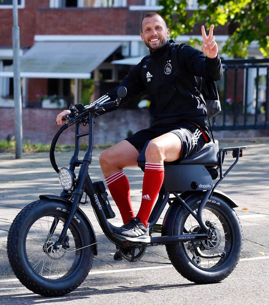 ヨニー・ハイティンハのインスタグラム：「Dutchies be like.. 😁🚲✌️」